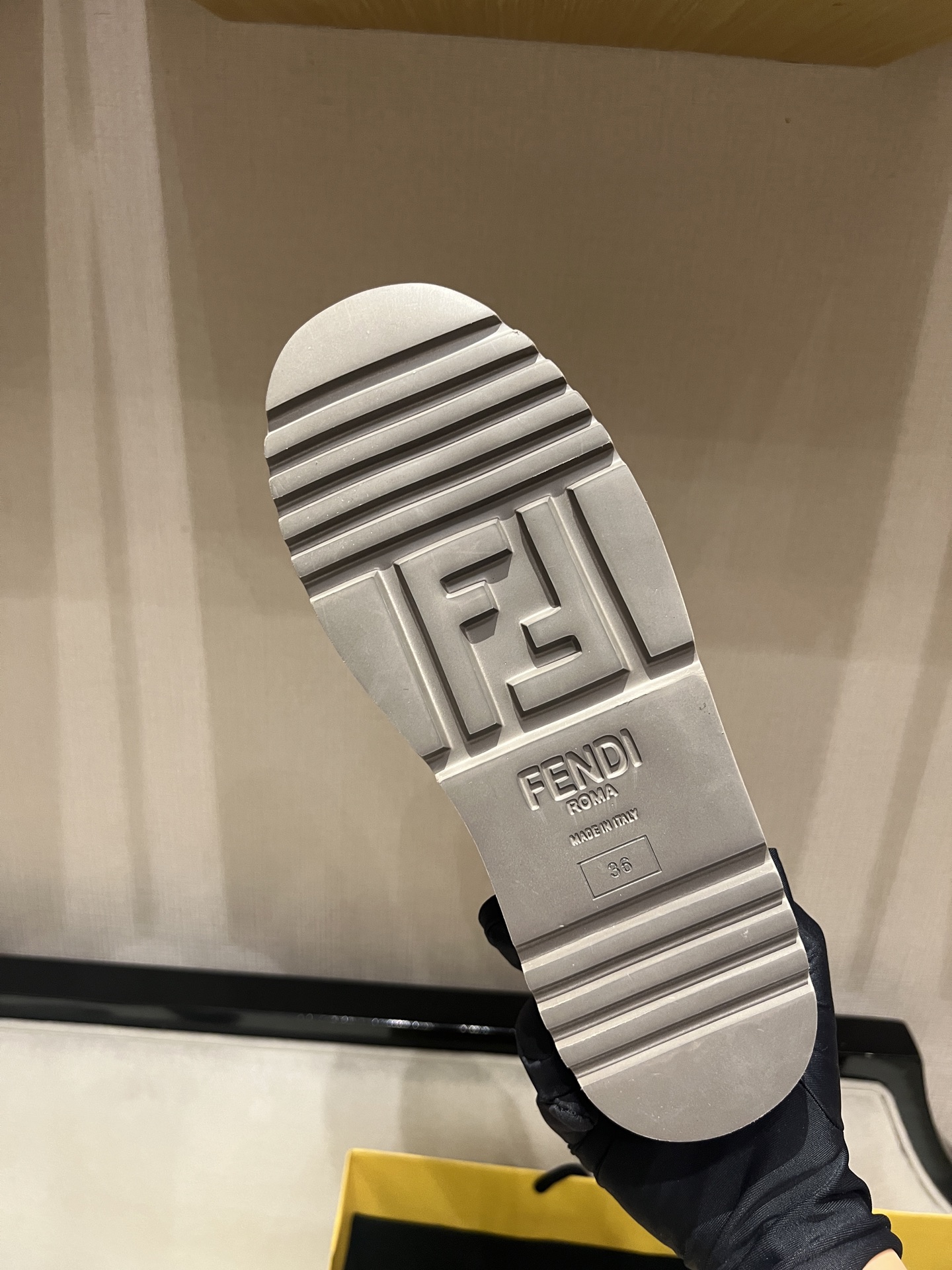 FENDI Женские тапки Baguette из шерсти и замши