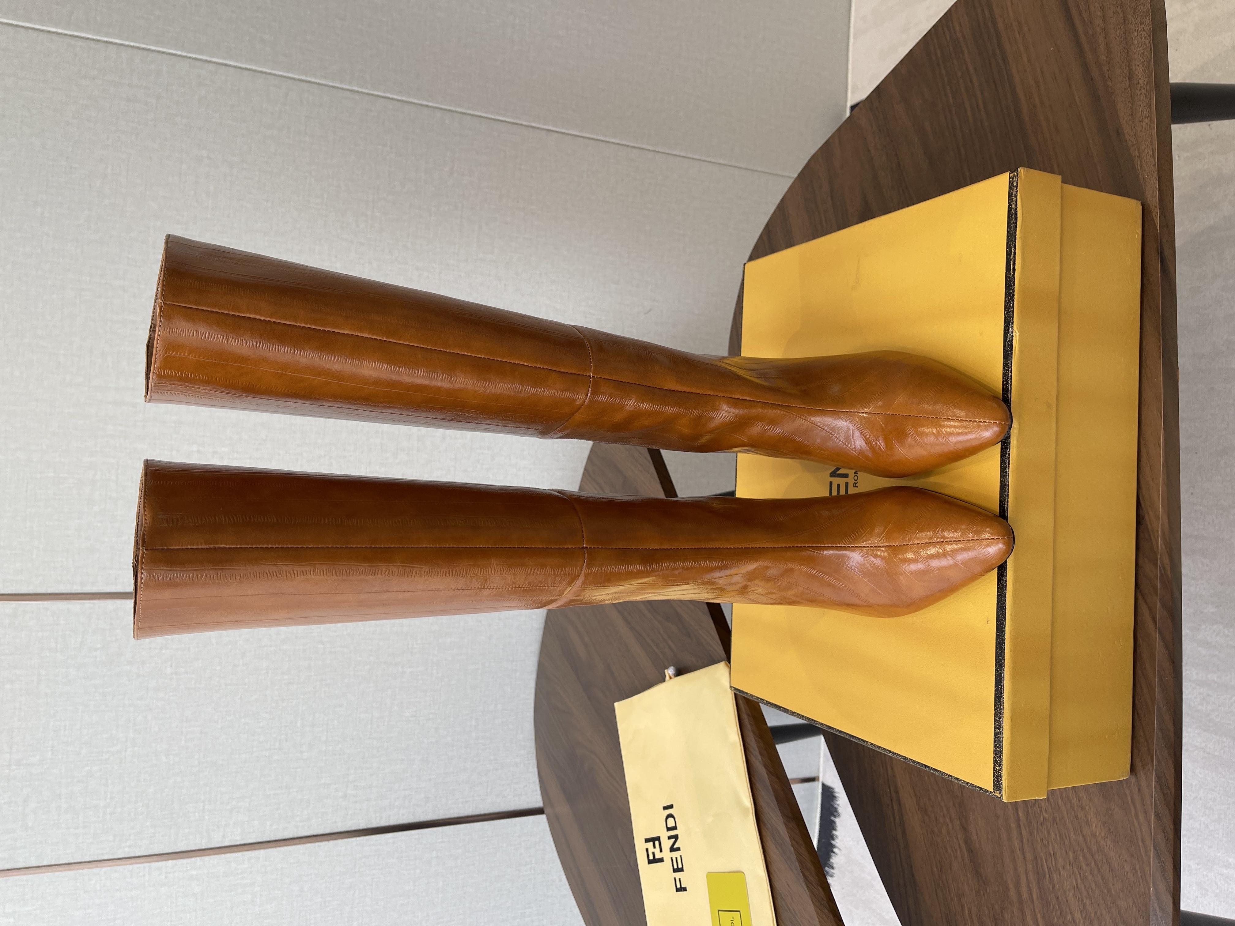 FENDI Женские сапоги из коровьей кожи 