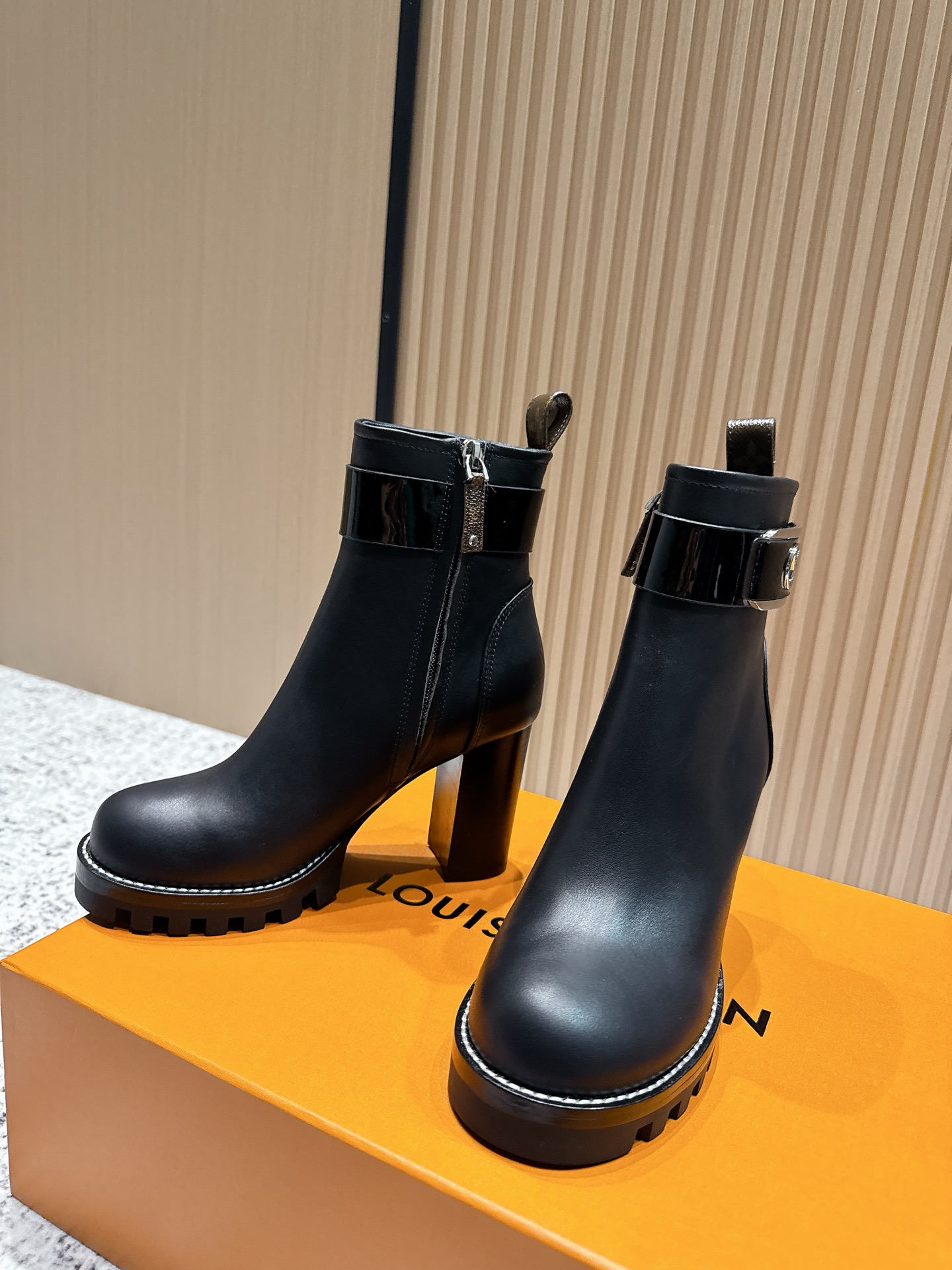 LOUIS VUITTON Женские ботильоны из гладкой кожи LOUIS VUITTON Женские ботильоны из гладкой кожи