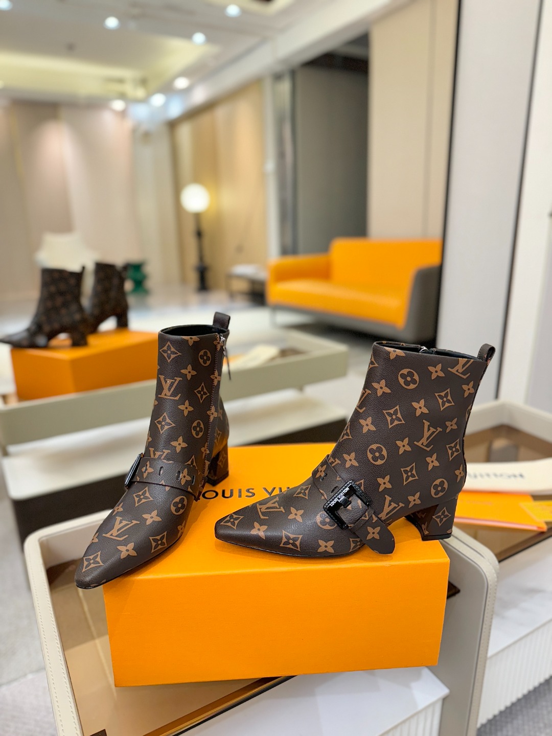 LOUIS VUITTON Женские ботильоны с острым мысом