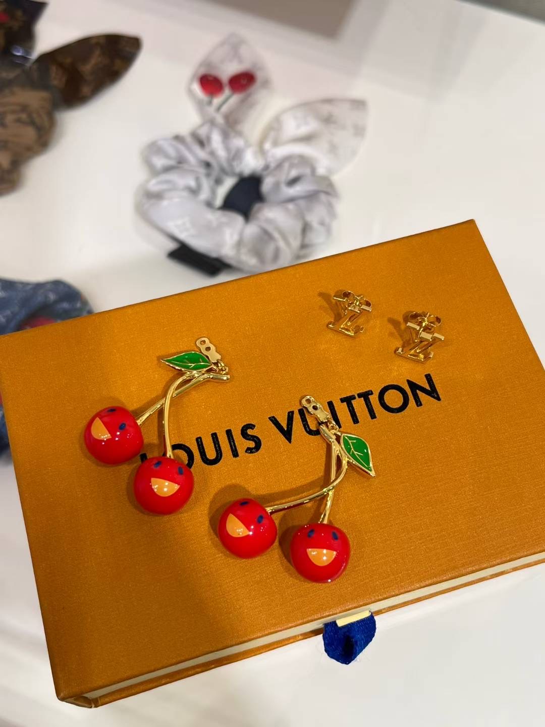 LOUIS VUITTON Женские серьги-вишни LV x TM Cerise M02808 LOUIS VUITTON Женские серьги-вишни LV x TM Cerise M02808