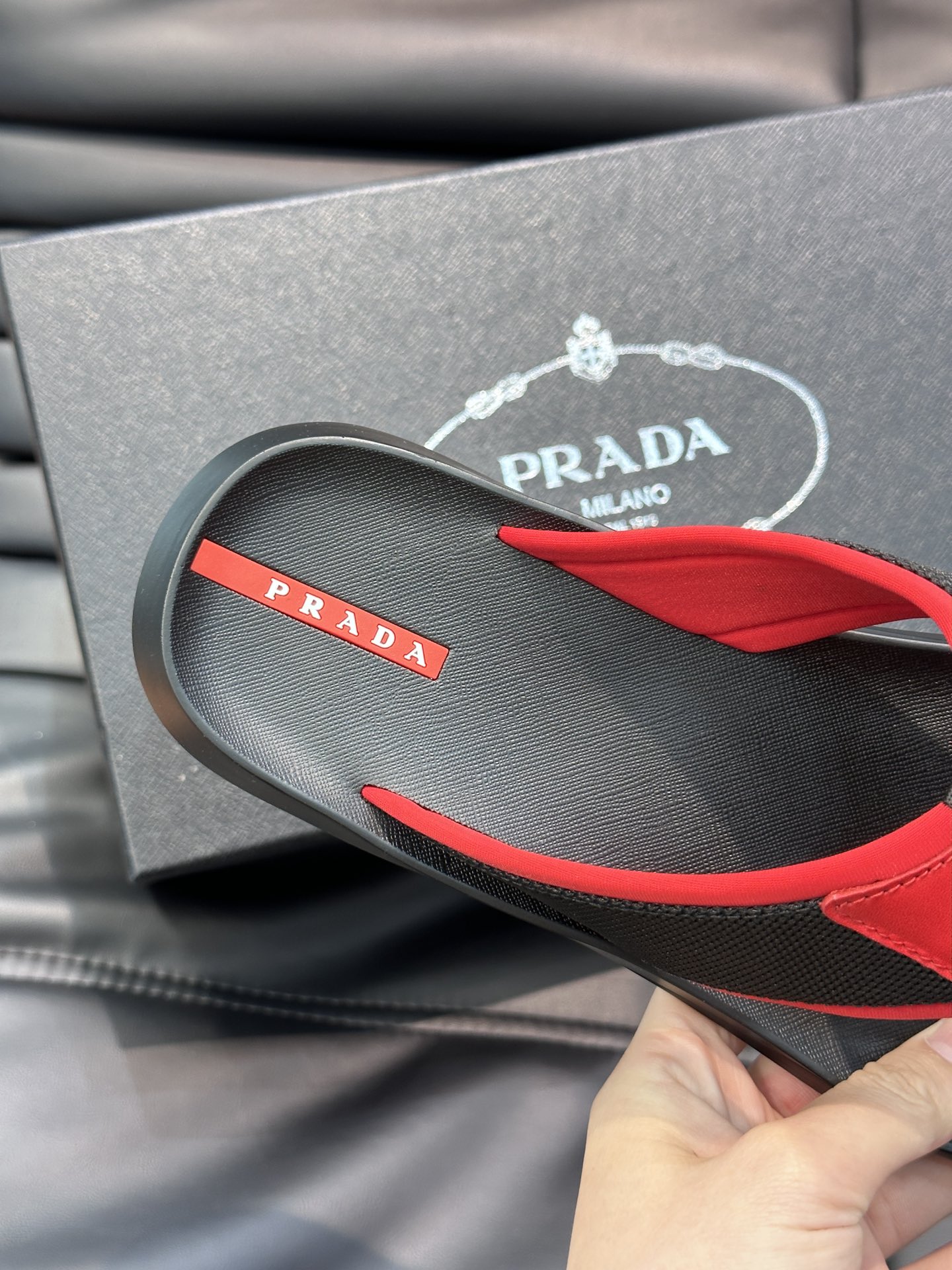 PRADA Мужские шлёпанцы-вьетнамки