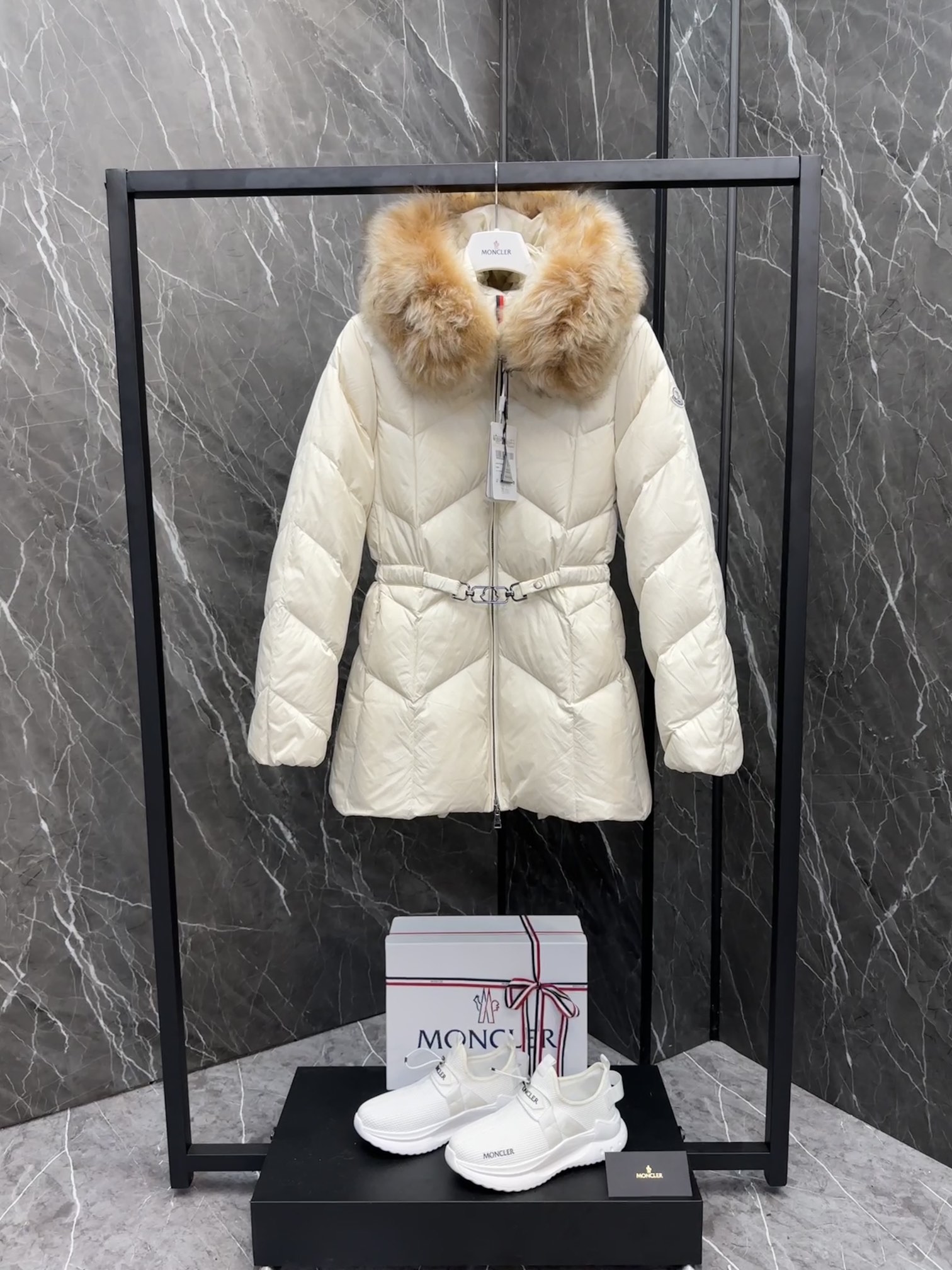 MONCLER Женская куртка с капюшоном Loriot MONCLER Женская куртка с капюшоном Loriot