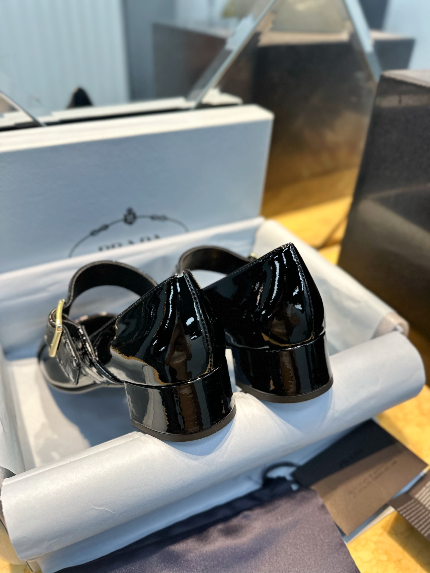 PRADA Женские туфли из лакированной кожи PRADA Женские туфли из лакированной кожи