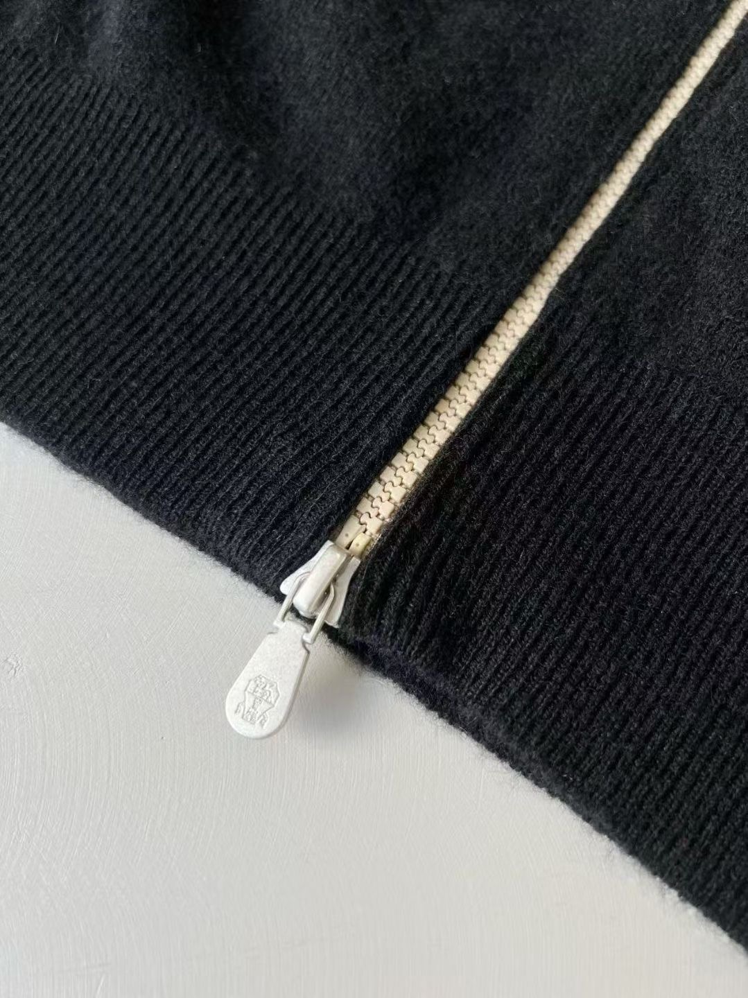 BRUNELLO CUCINELLI Мужской джемпер из кашемира  BRUNELLO CUCINELLI Мужской джемпер из кашемира