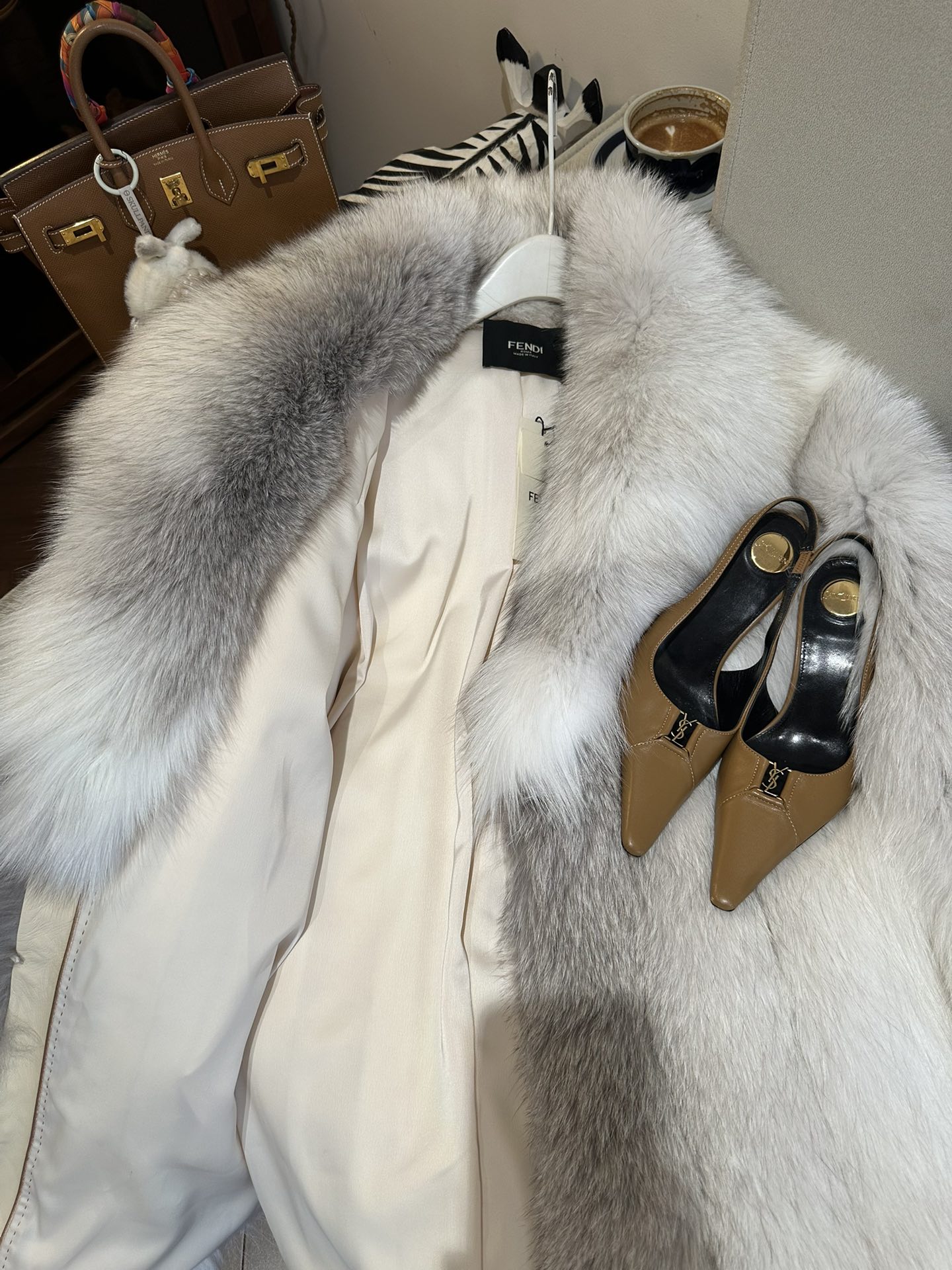 FENDI Женская шуба из меха лисы FENDI Женская шуба из меха лисы