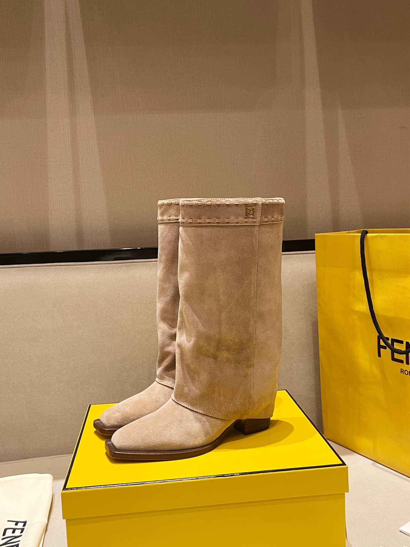 FENDI Женские сапоги казаки из замши FENDI Женские сапоги казаки из замши