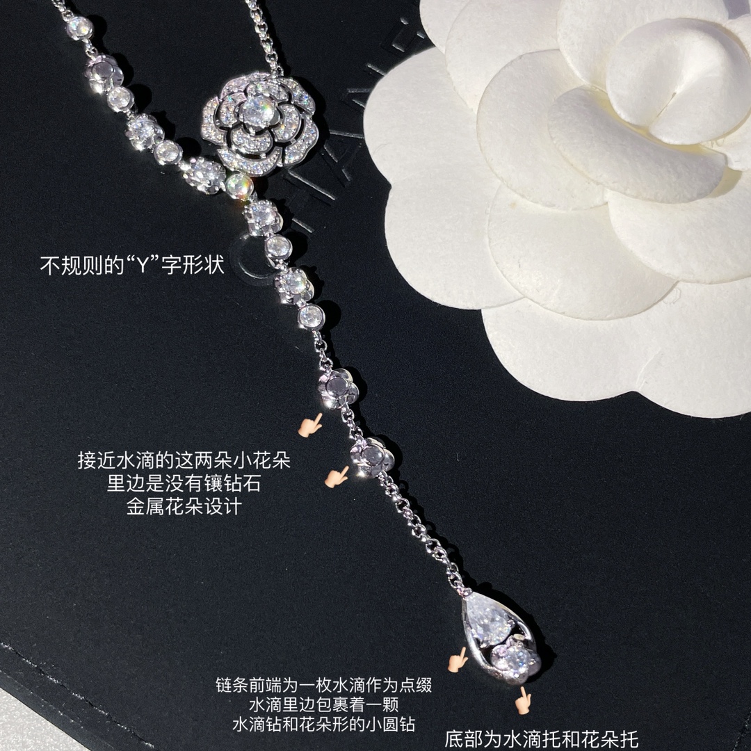 CHANEL Женское длинное колье с кристаллами Camelia CHANEL Женское длинное колье с кристаллами Camelia