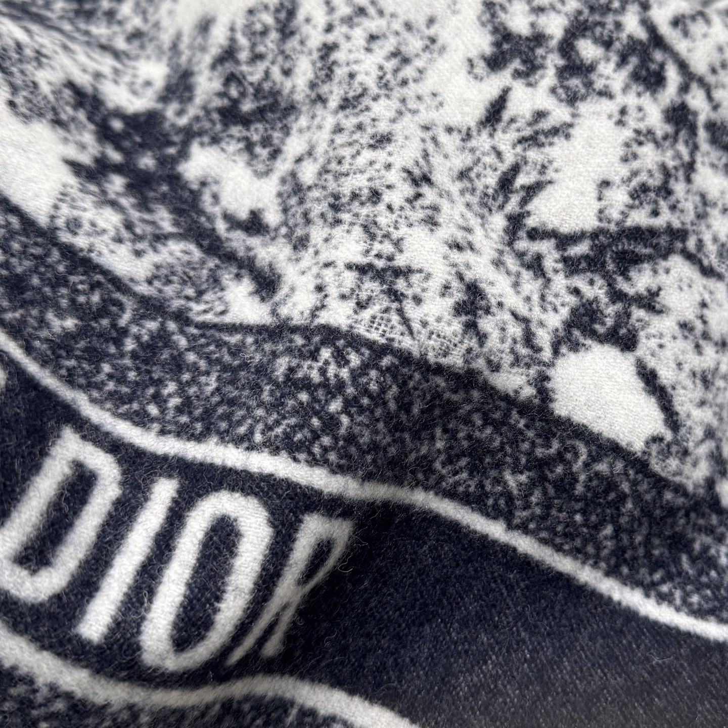 CHRISTIAN DIOR Женская шаль Yoju Animal Jungle CHRISTIAN DIOR Женская шаль Yoju Animal Jungle