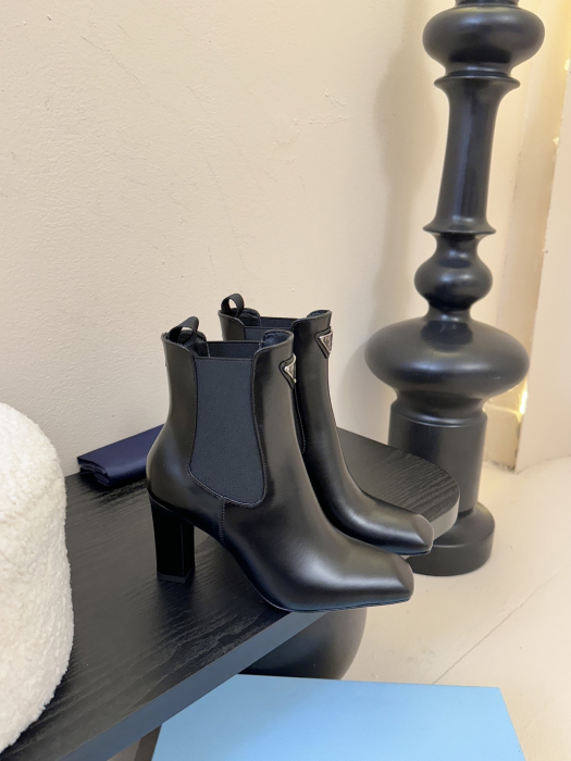 PRADA Женские ботильоны из коровьей кожи