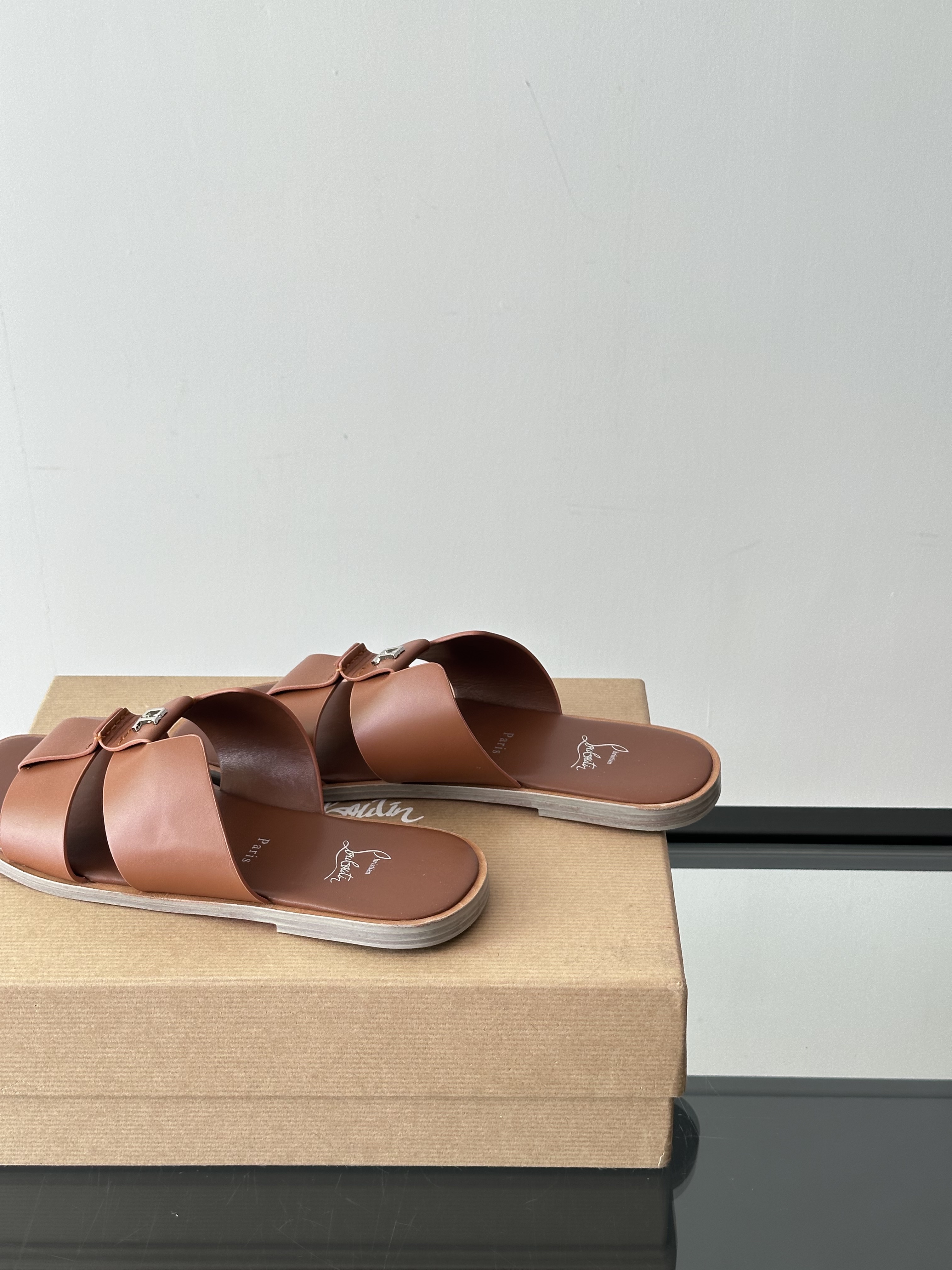 CHRISTIAN LOUBOUTIN Мужские шлёпанцы из кожи 