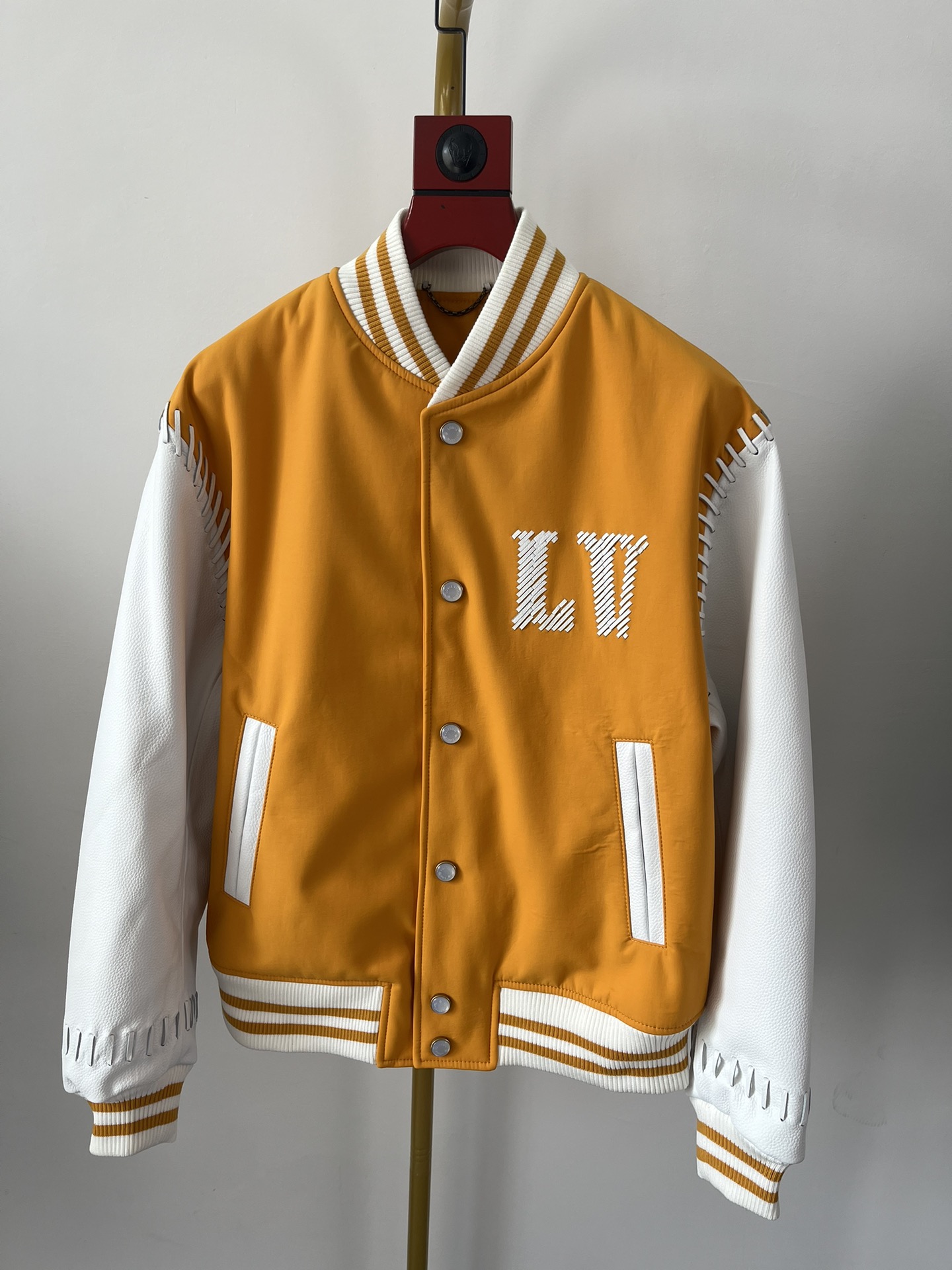 LOUIS VUITTON Мужской кожаный бомбер LOUIS VUITTON Мужской кожаный бомбер