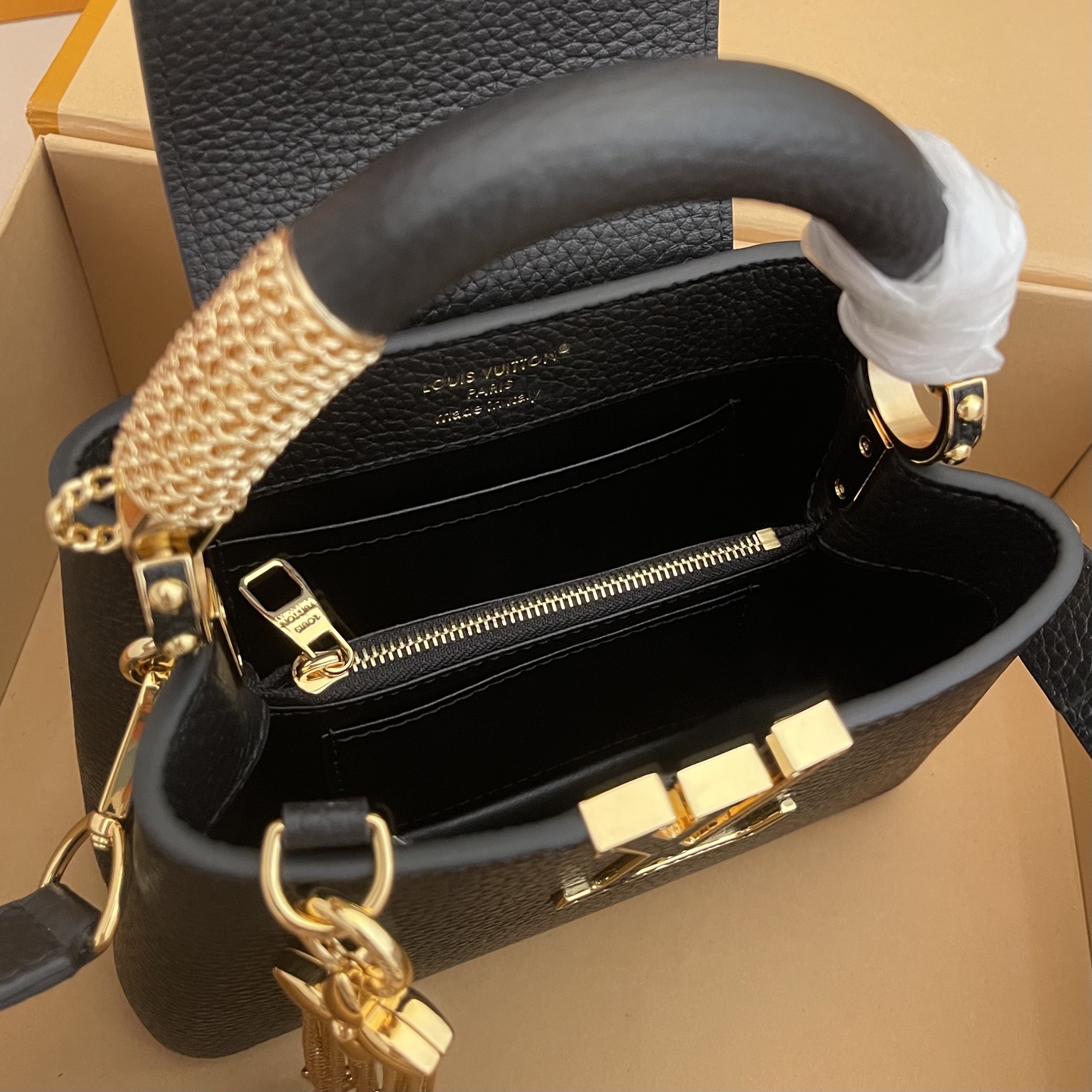 LOUIS VUITTON Женская Сумка Capucines