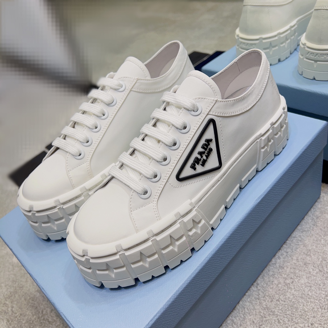 PRADA Женские кеды из текстиля на массивной подошве PRADA Женские кеды из текстиля на массивной подошве