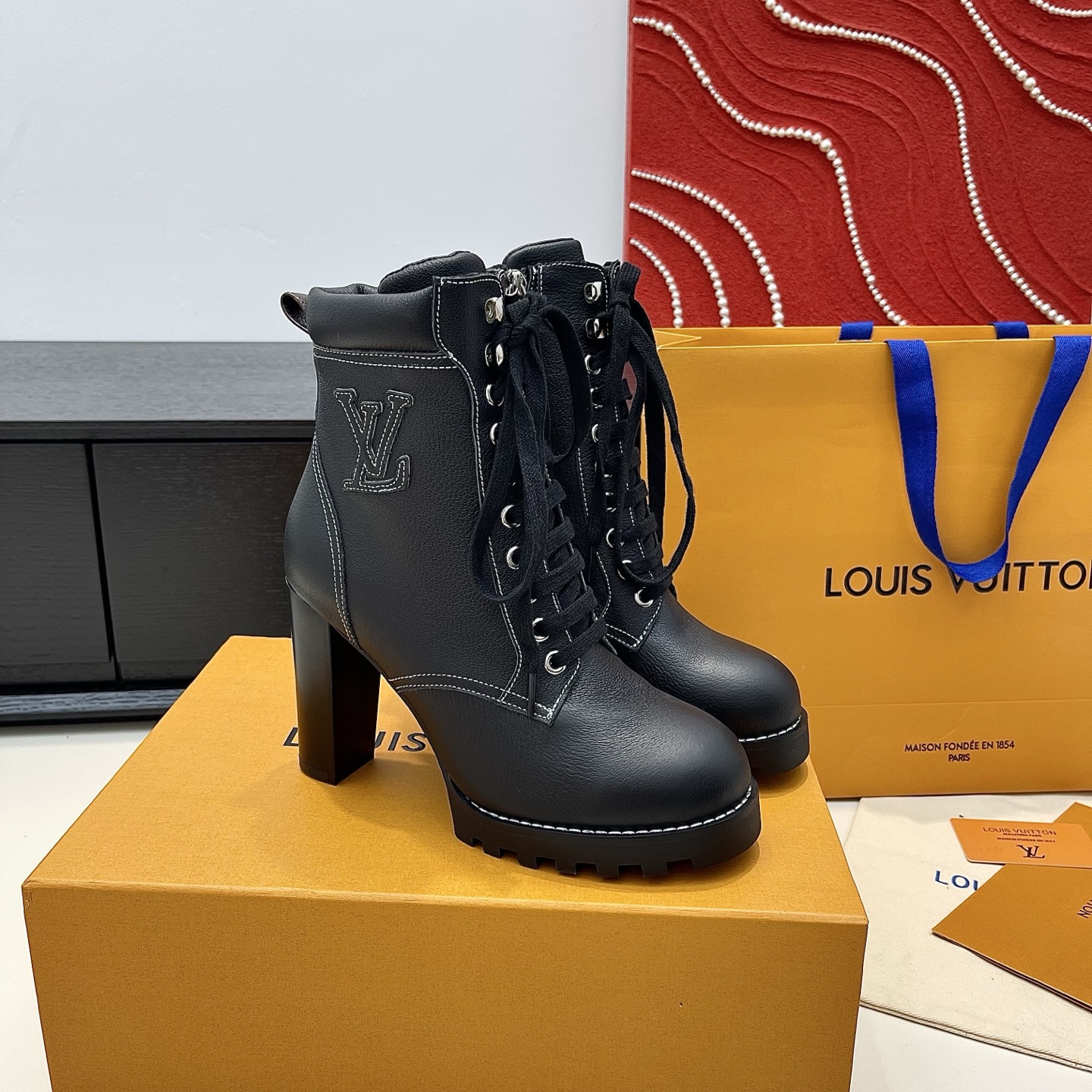 LOUIS VUITTON Женские ботильоны с контрастной строчкой LOUIS VUITTON Женские ботильоны с контрастной строчкой