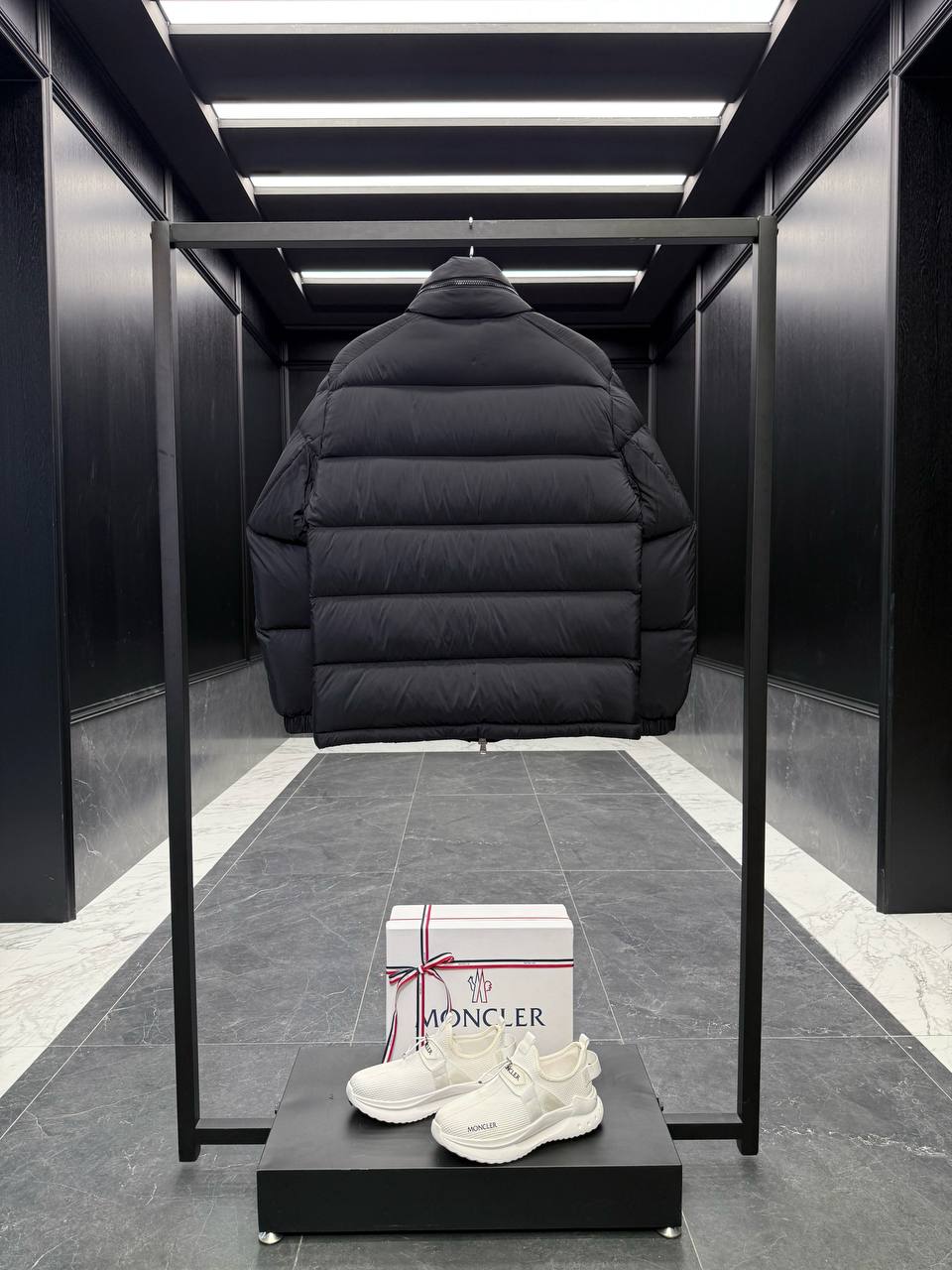 MONCLER Мужской пуховик Matte Black MONCLER Мужской пуховик Matte Black