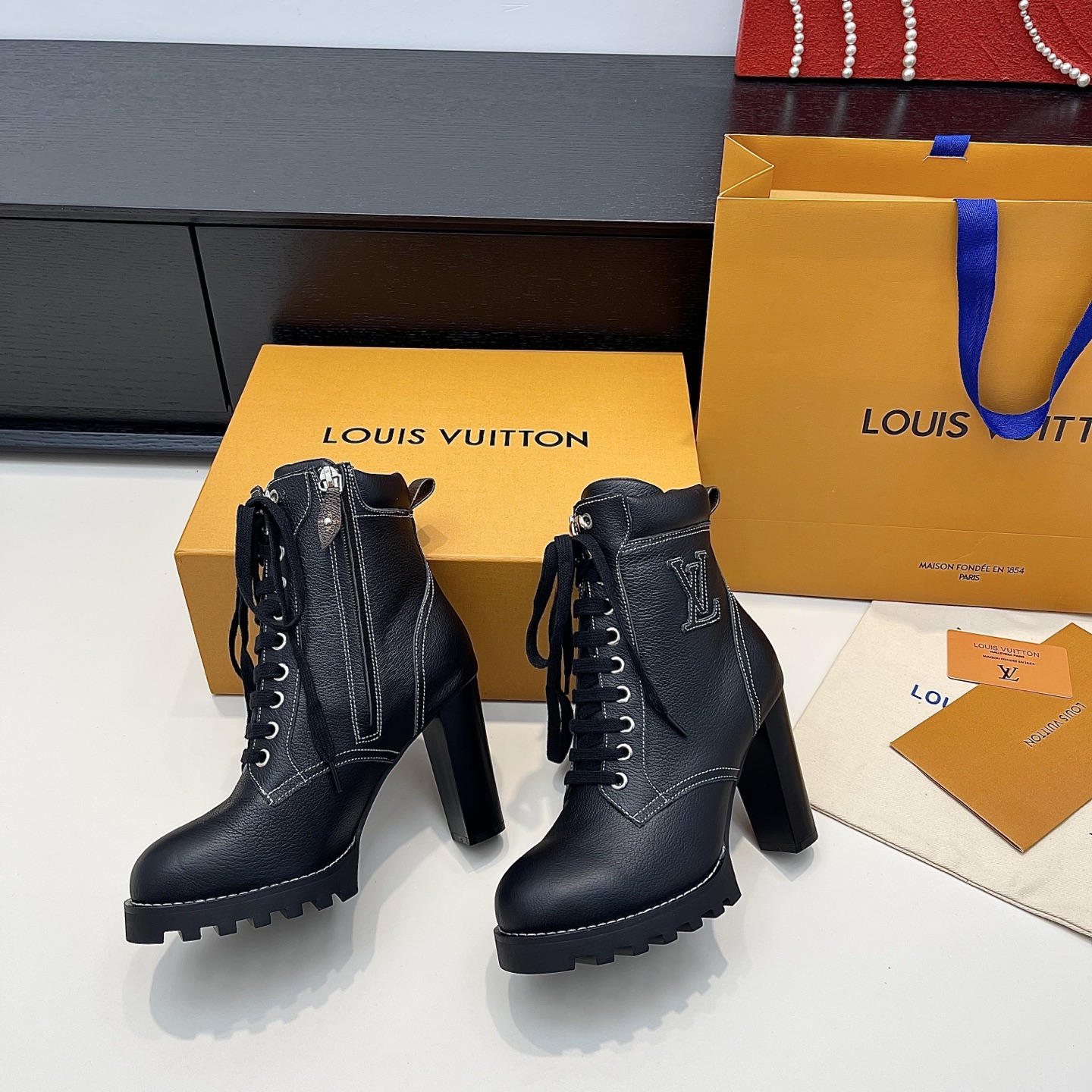 LOUIS VUITTON Женские ботильоны с контрастной строчкой LOUIS VUITTON Женские ботильоны с контрастной строчкой