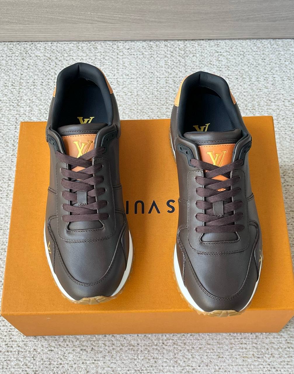 LOUIS VUITTON Мужские кроссовки из телячьей кожи LOUIS VUITTON Мужские кроссовки из телячьей кожи