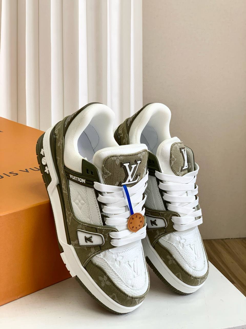 LOUIS VUITTON Мужские кроссовки из телячьей кожи LOUIS VUITTON Мужские кроссовки из телячьей кожи