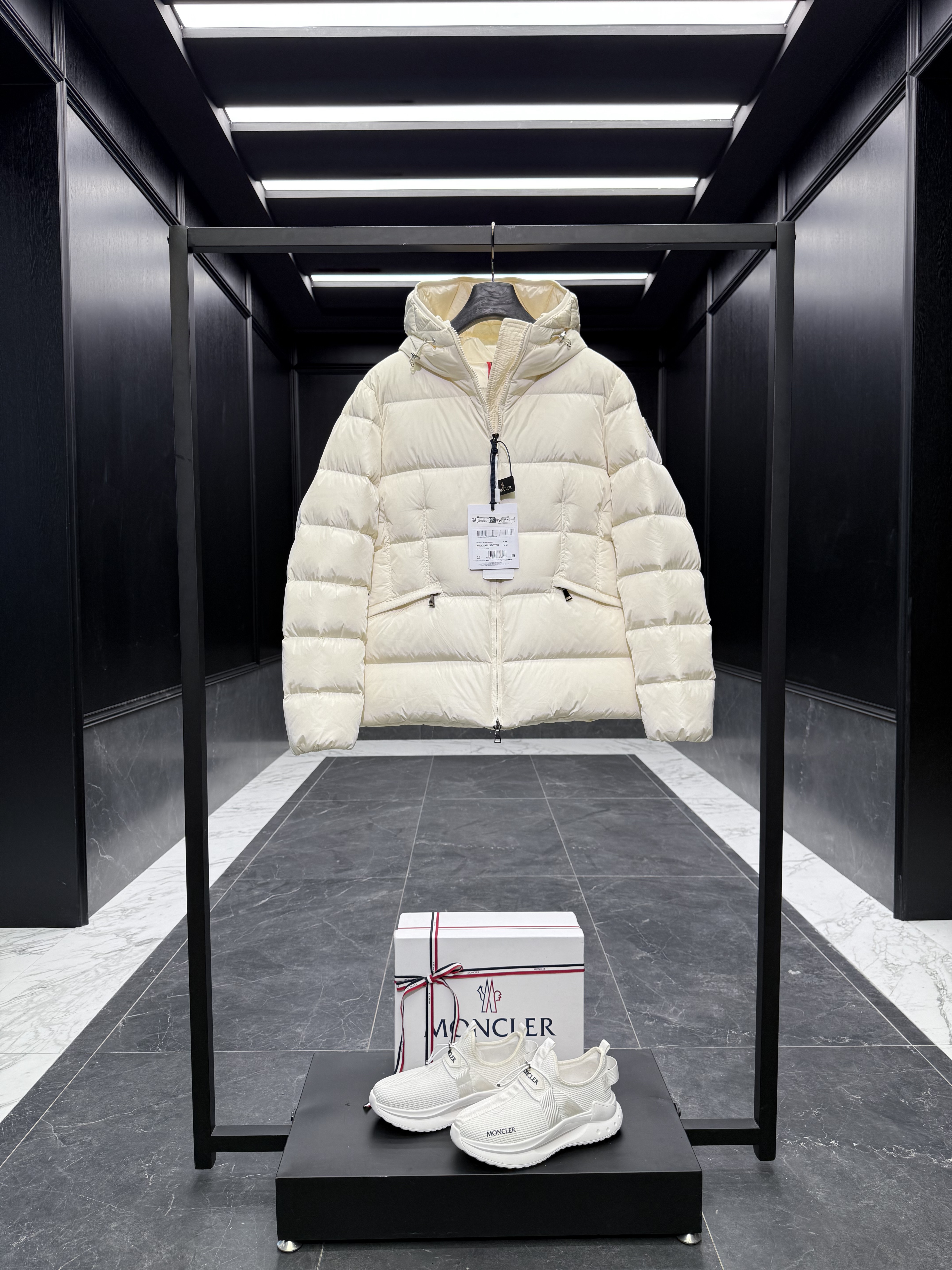 MONCLER Женский пуховик Avoce MONCLER Женский пуховик Avoce