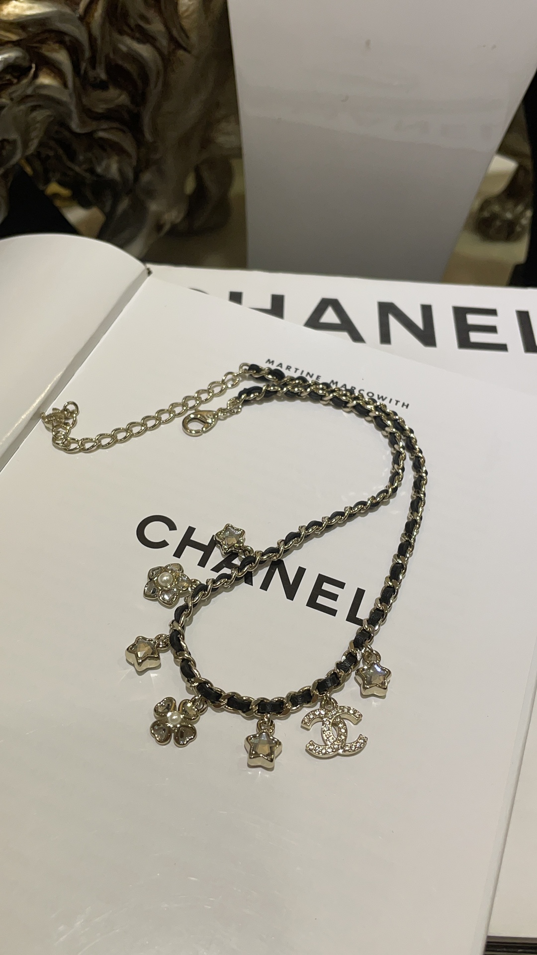 CHANEL Женское колье CHANEL Женское колье