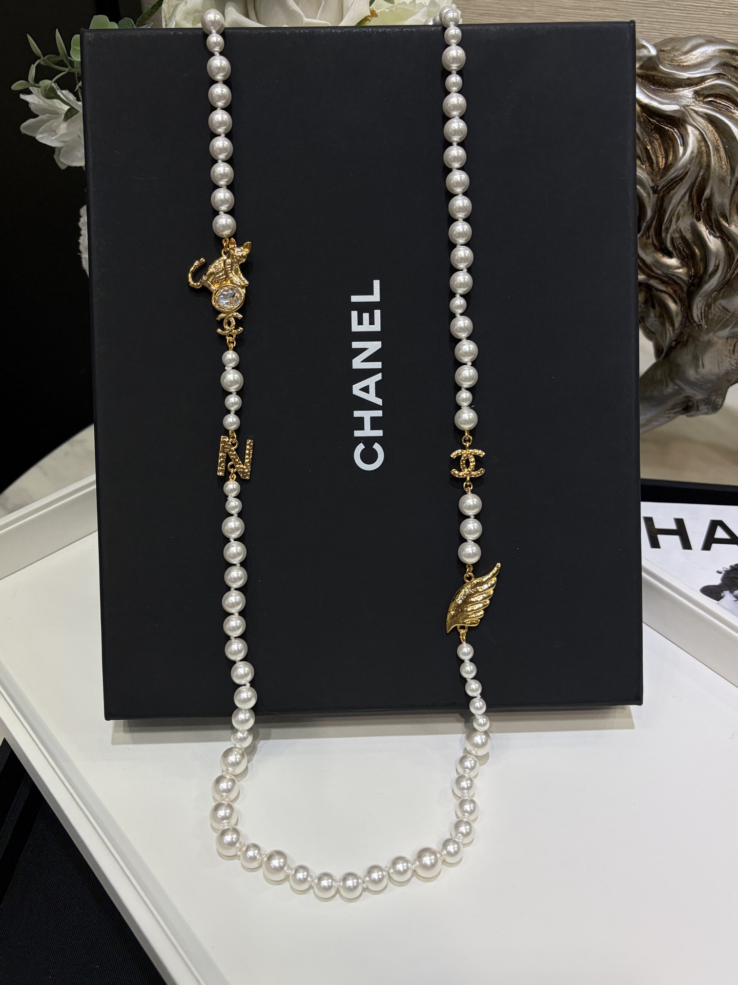 CHANEL Женское длинное жемчужное колье с золотистыми подвесками CHANEL Женское длинное жемчужное колье с золотистыми подвесками