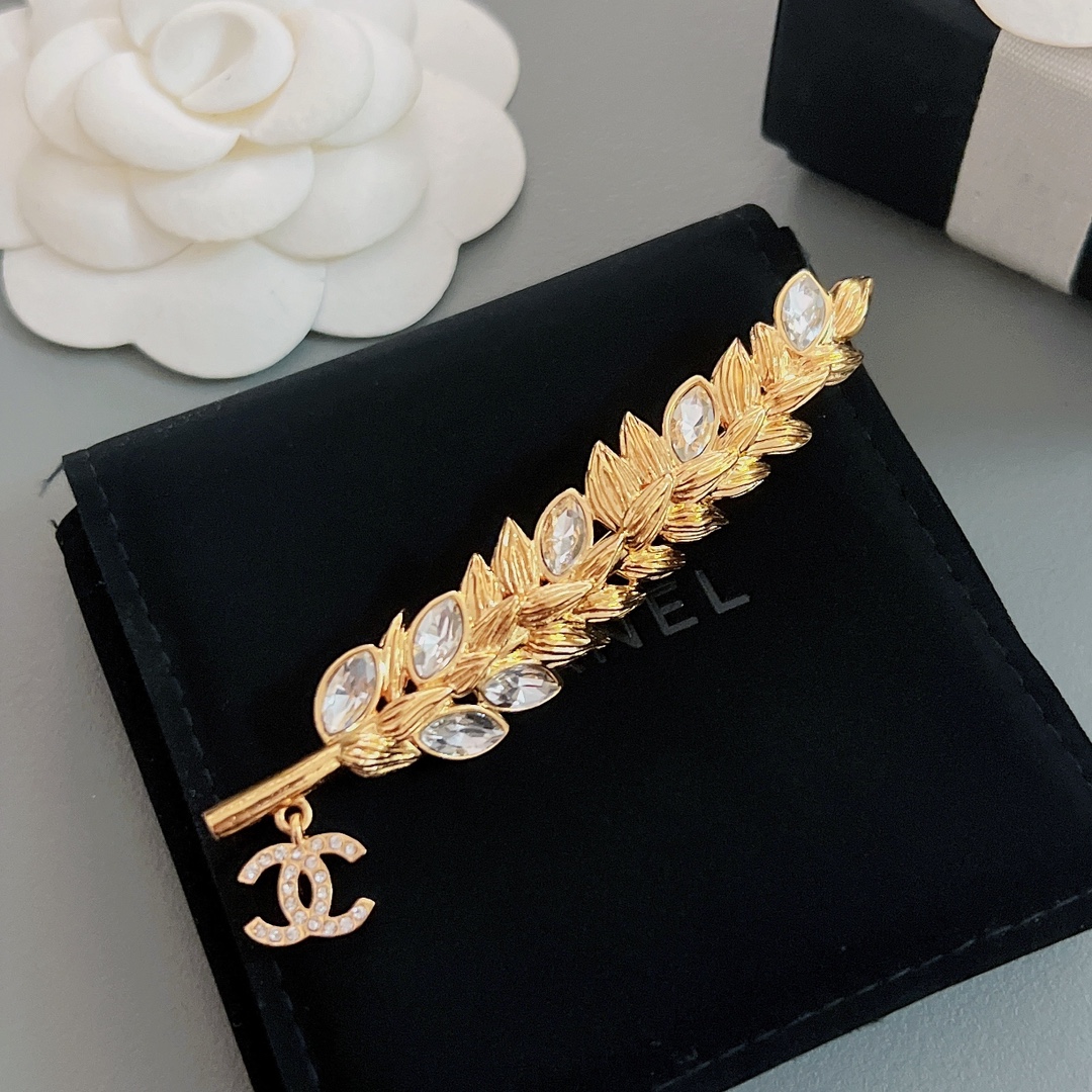 CHANEL Женская брошь лепесток CHANEL Женская брошь лепесток