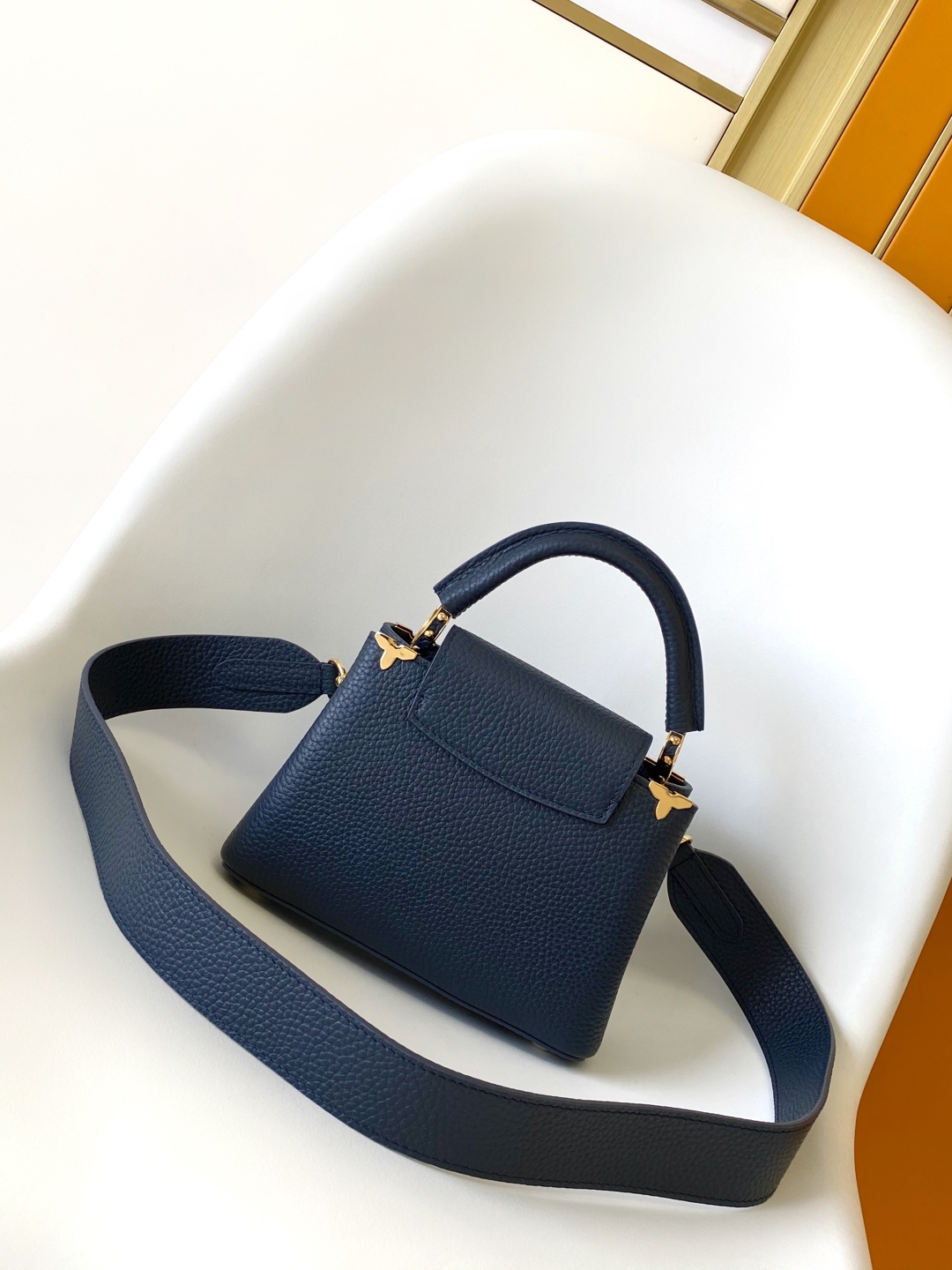 LOUIS VUITTON Женская сумка Capucines Mini M25231 LOUIS VUITTON Женская сумка Capucines Mini M25231