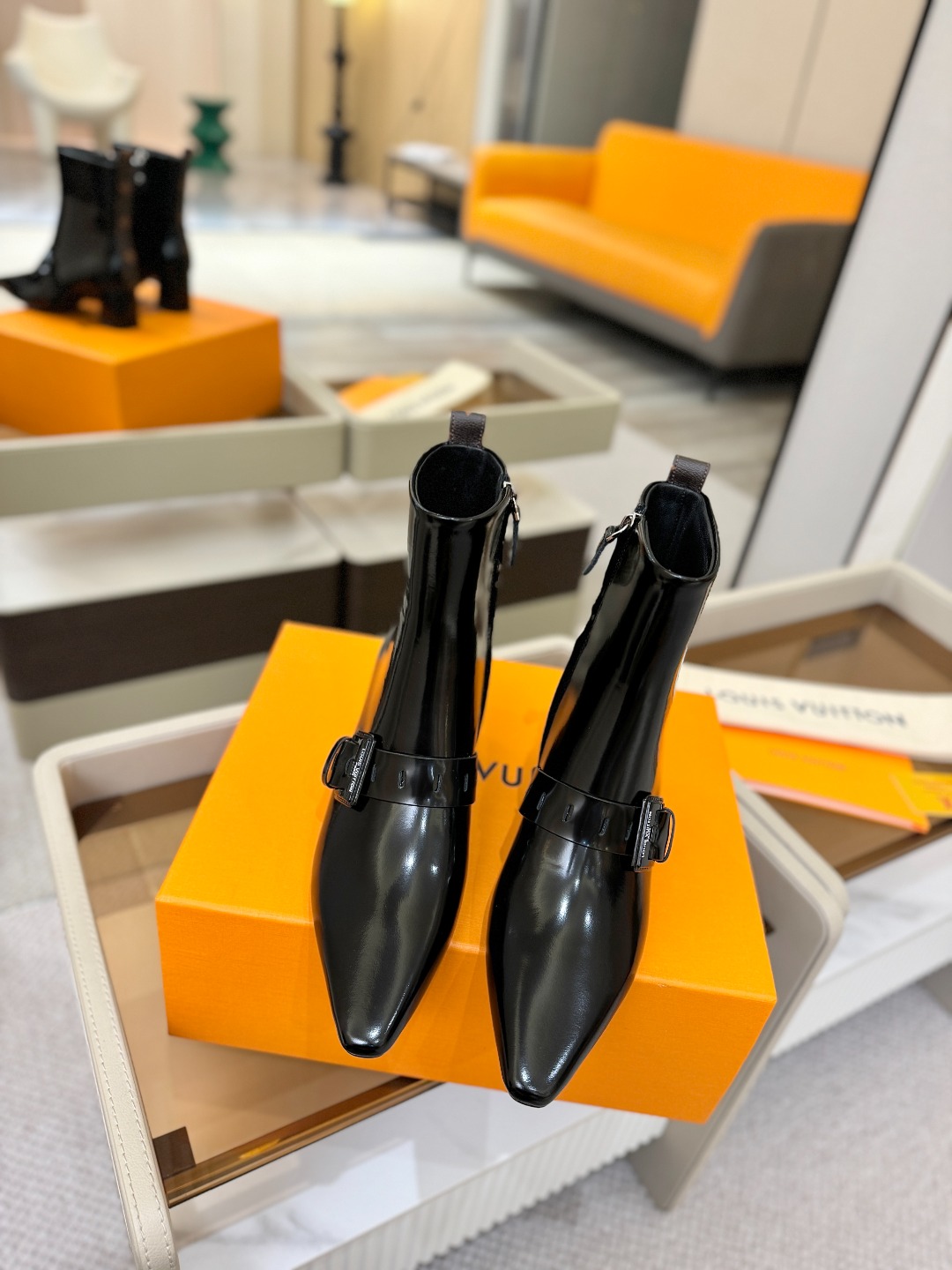 LOUIS VUITTON Женские ботильоны с острым мысом