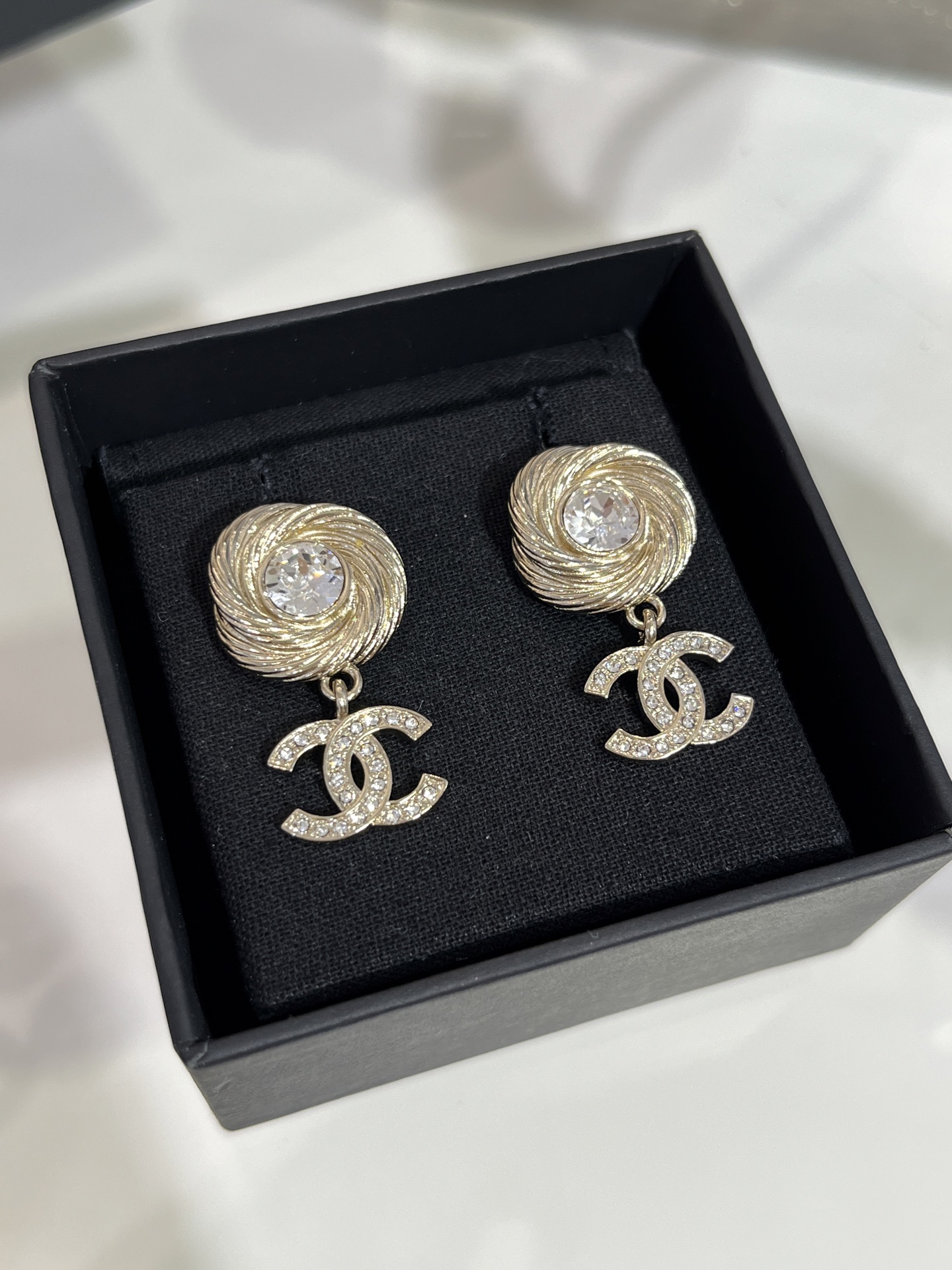 CHANEL Женские серьги из латуни CHANEL Женские серьги из латуни