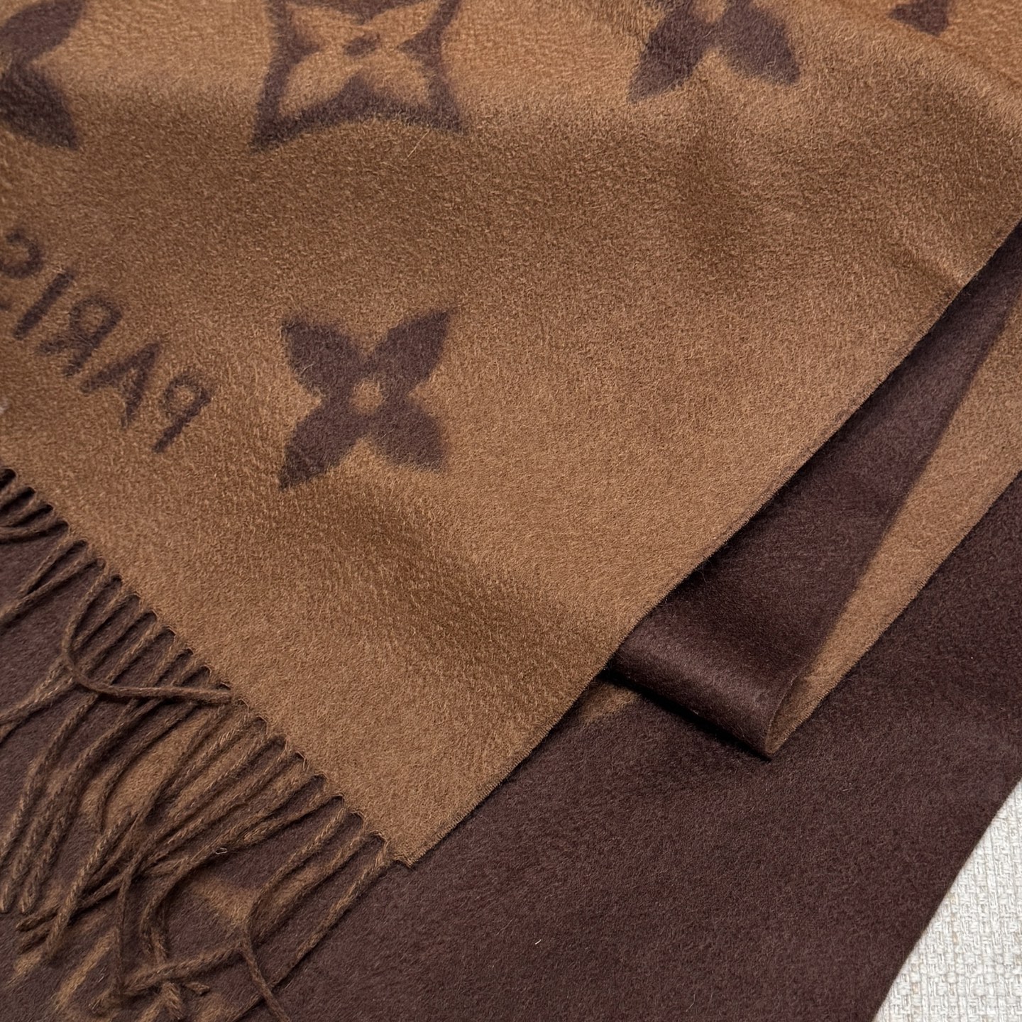 LOUIS VUITTON Женский шарф из кашемира с логотипом