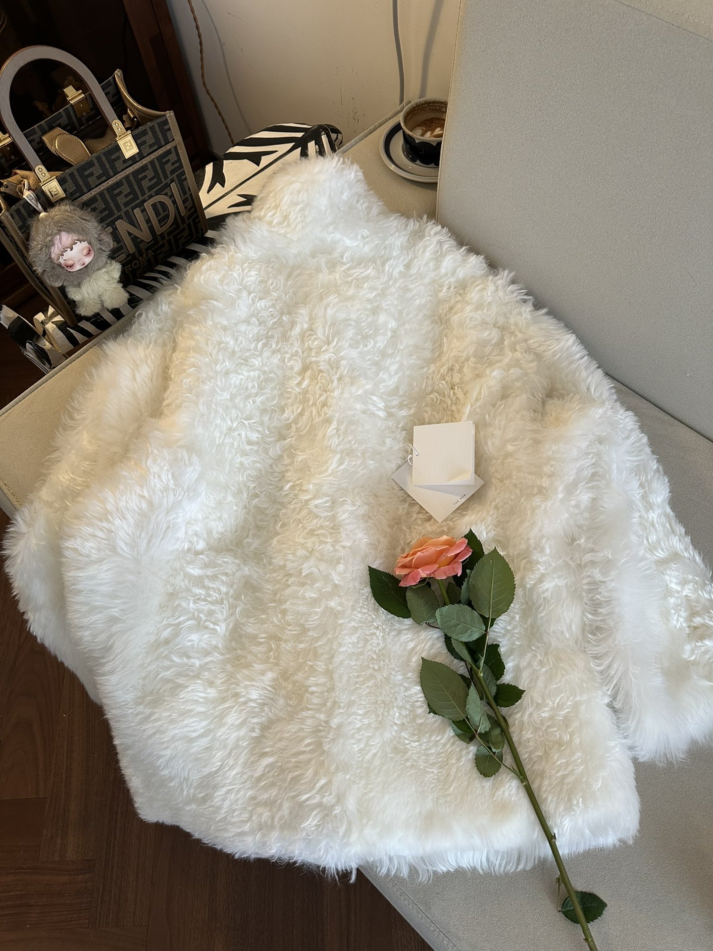 THE ROW Женская шуба из овчины  THE ROW Женская шуба из овчины