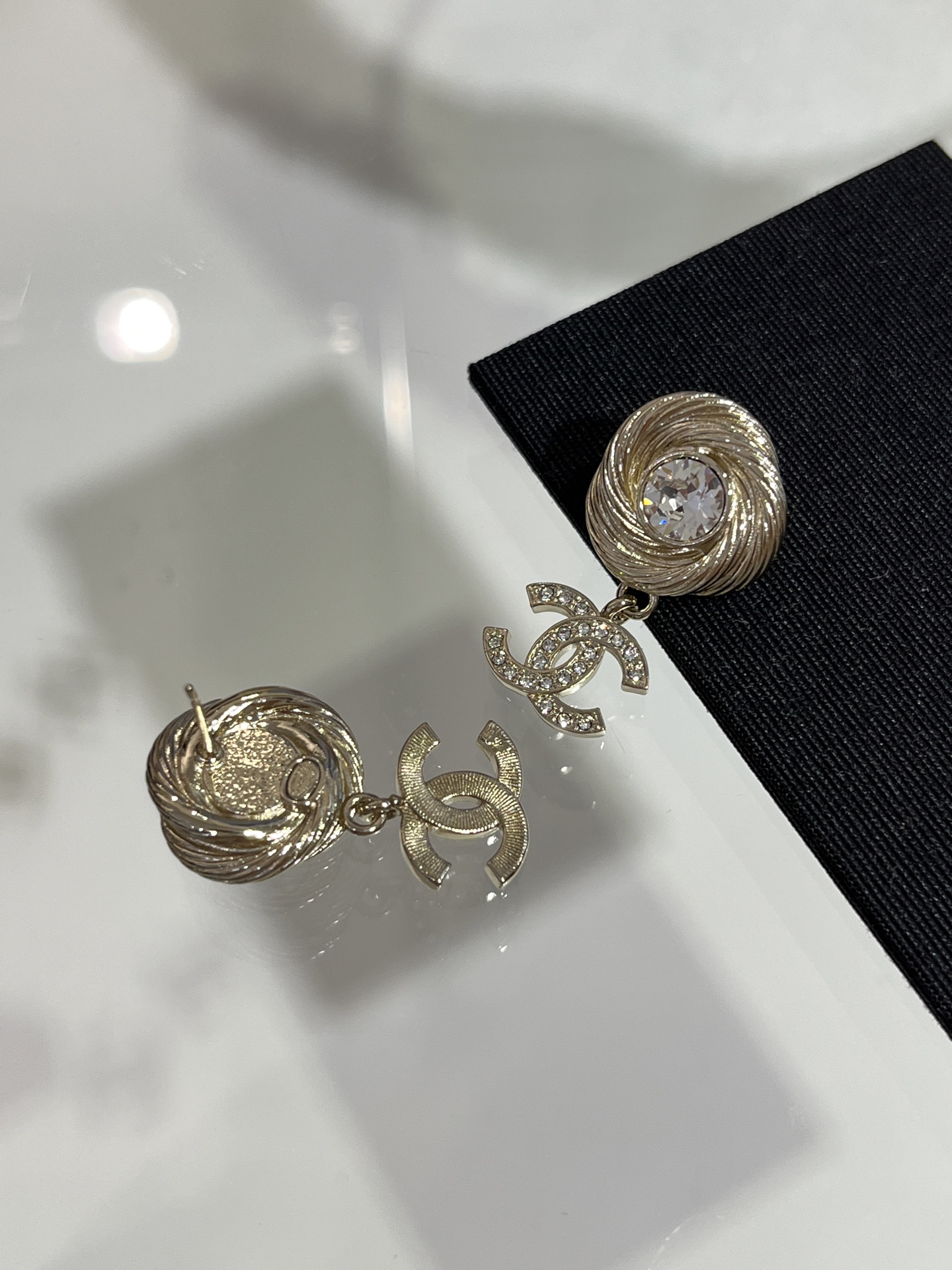 CHANEL Женские серьги из латуни CHANEL Женские серьги из латуни