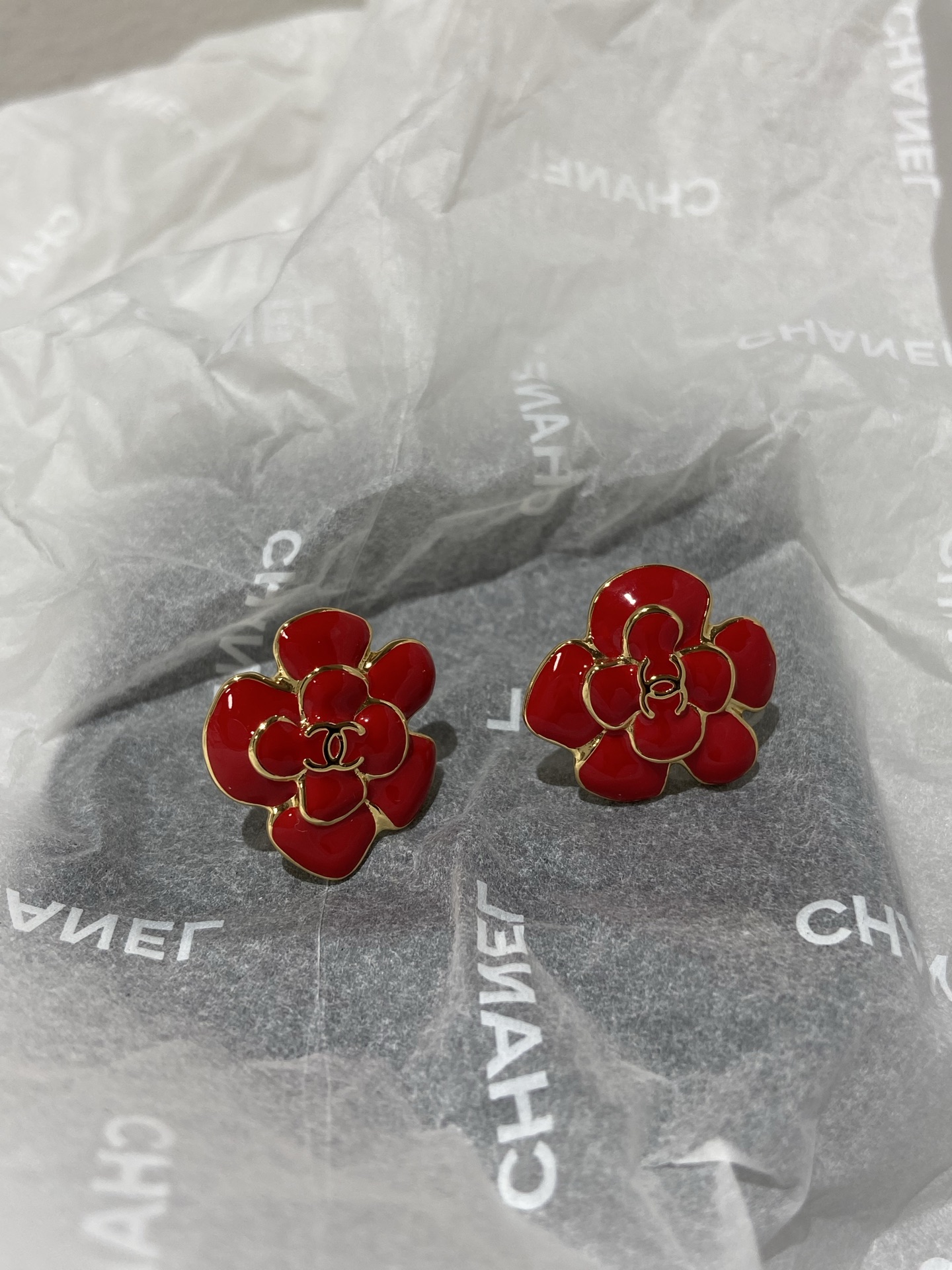 CHANEL Женские серьги-пуссеты с эмалью