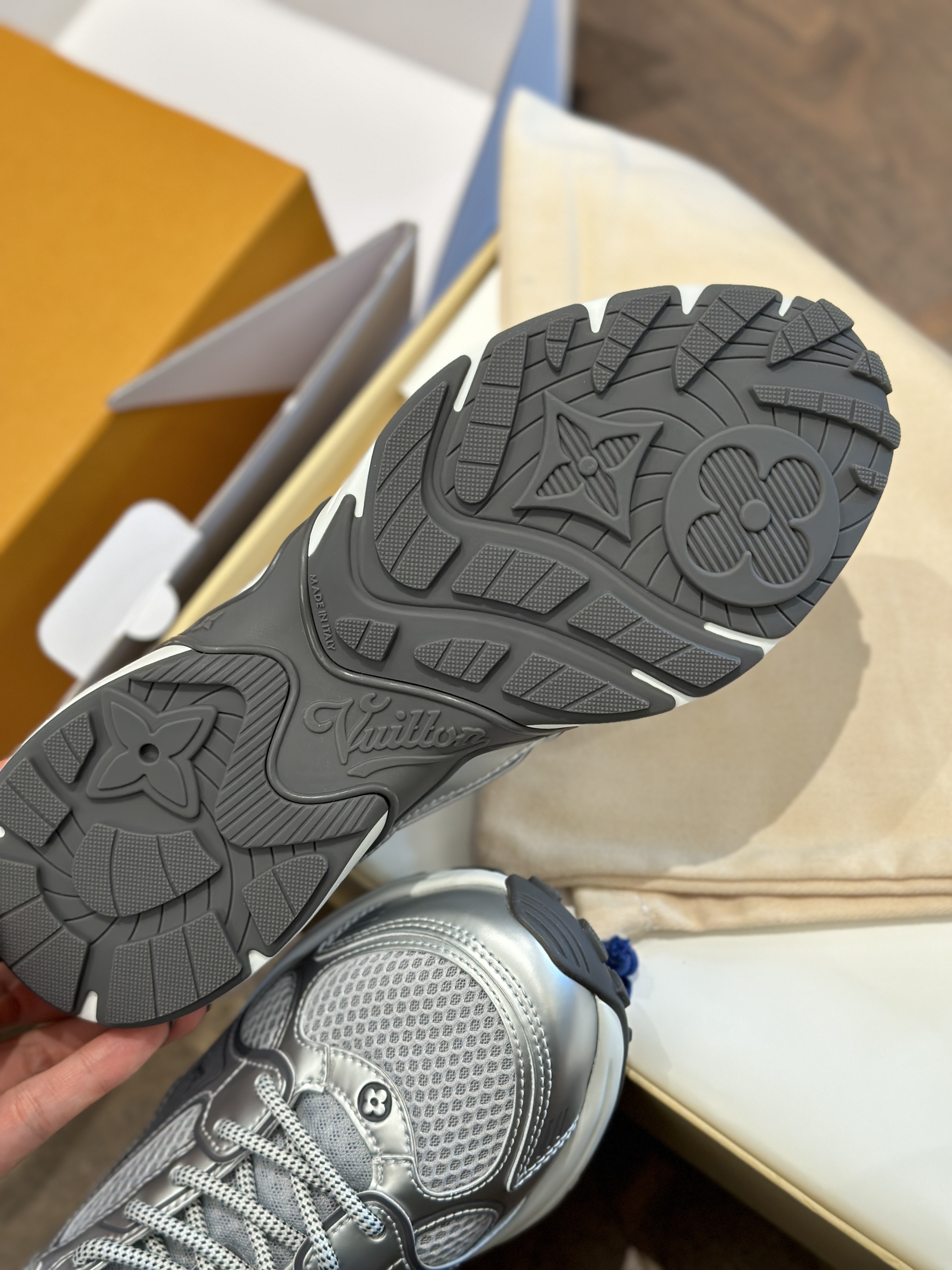 LOUIS VUITTON Женские кроссовки 