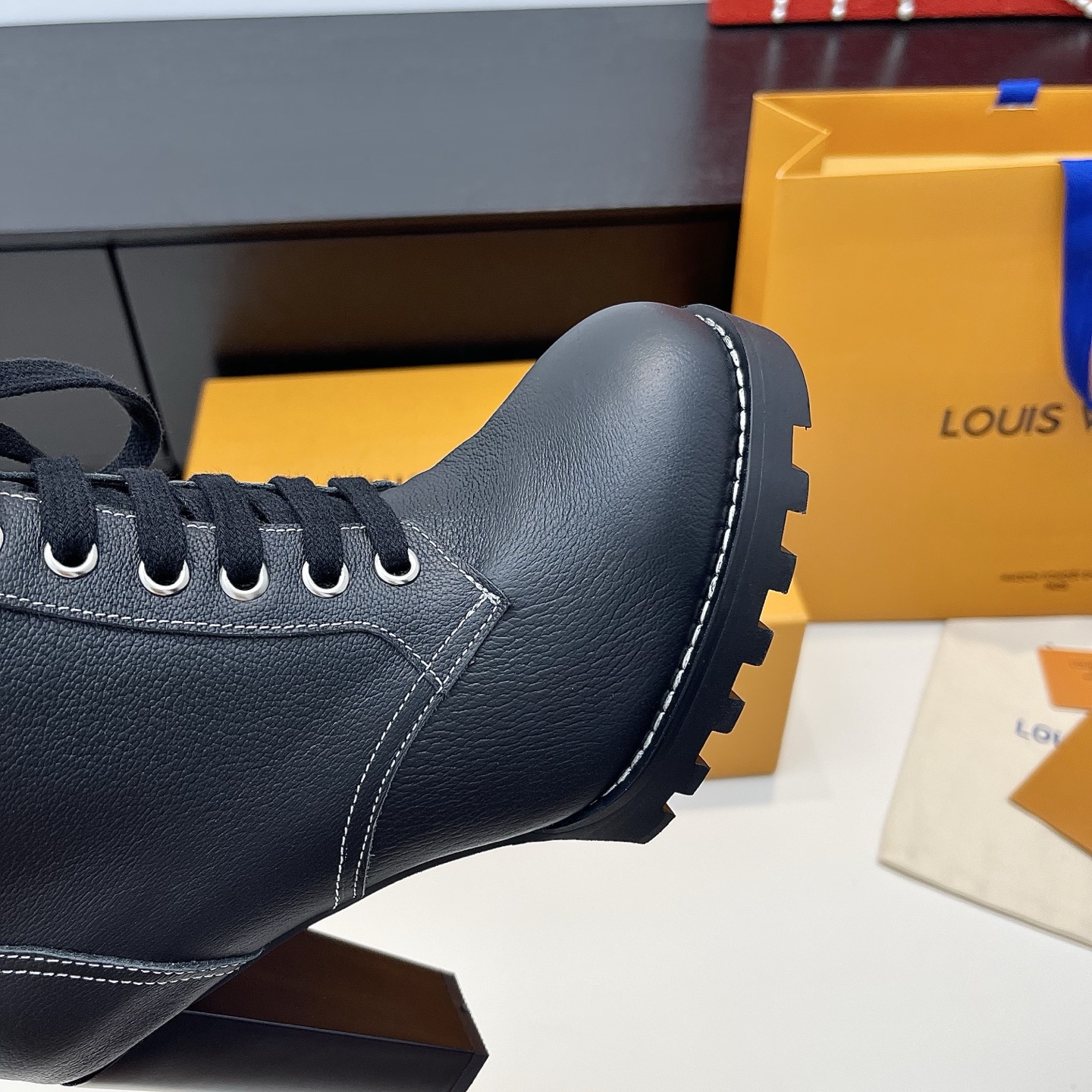 LOUIS VUITTON Женские ботильоны с контрастной строчкой LOUIS VUITTON Женские ботильоны с контрастной строчкой