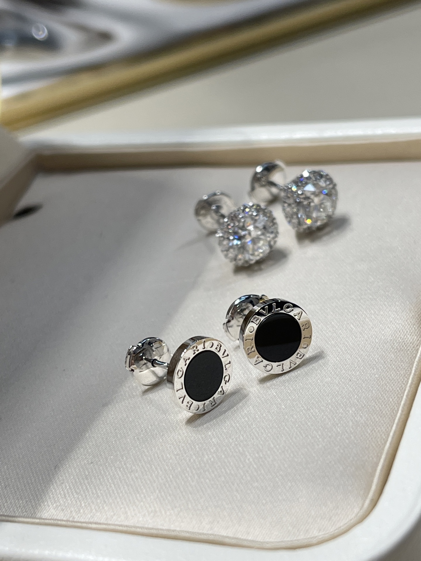 BVLGARI Пусеты из белого золота с ониксом BVLGARI Пусеты из белого золота с ониксом