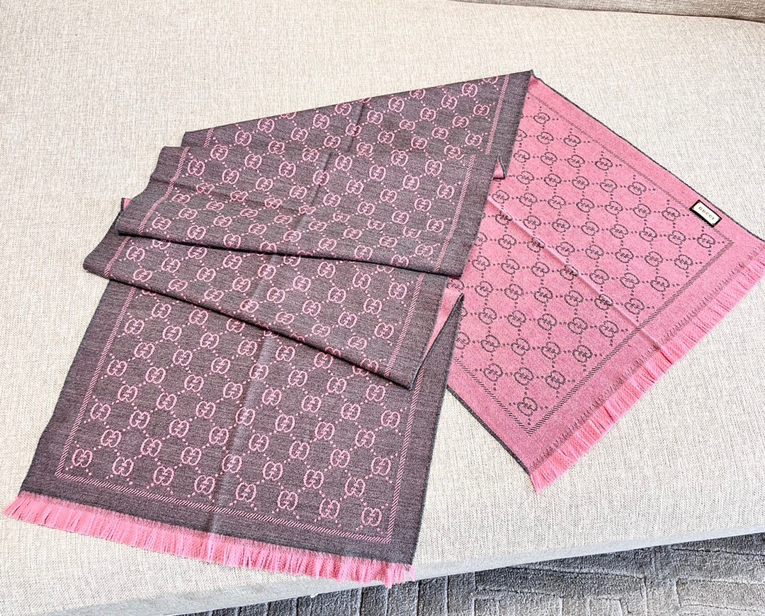 GUCCI Женский жаккардовый шарф GUCCI Женский жаккардовый шарф