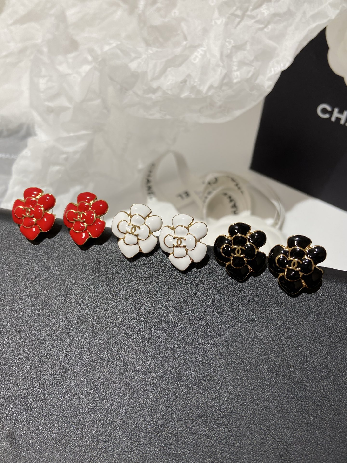 CHANEL Женские серьги-пуссеты с эмалью