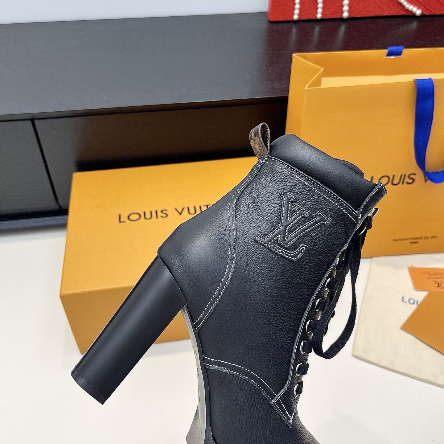 LOUIS VUITTON Женские ботильоны с контрастной строчкой LOUIS VUITTON Женские ботильоны с контрастной строчкой