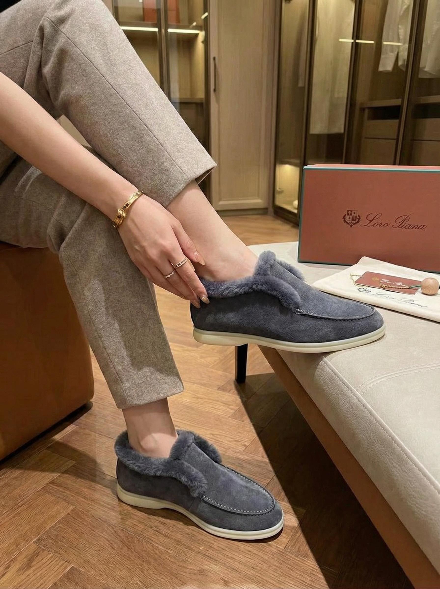 LORO PIANA Женские лоферы с меховой отделкой