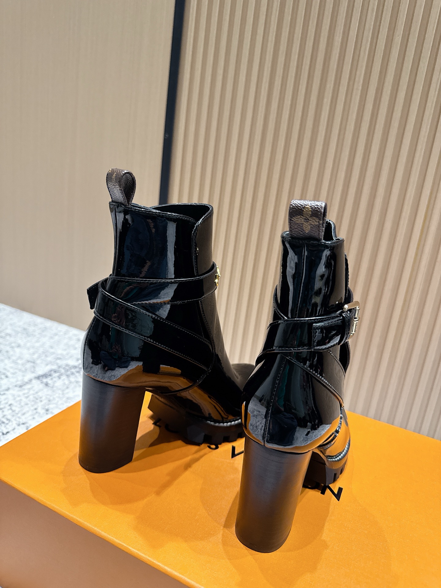 LOUIS VUITTON Женские лакированные ботильоны LOUIS VUITTON Женские лакированные ботильоны