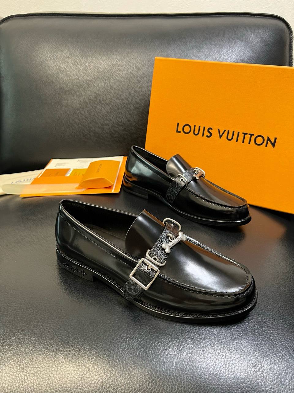 LOUIS VUITTON Мужские туфли из коровьей кожи с фурнитурой