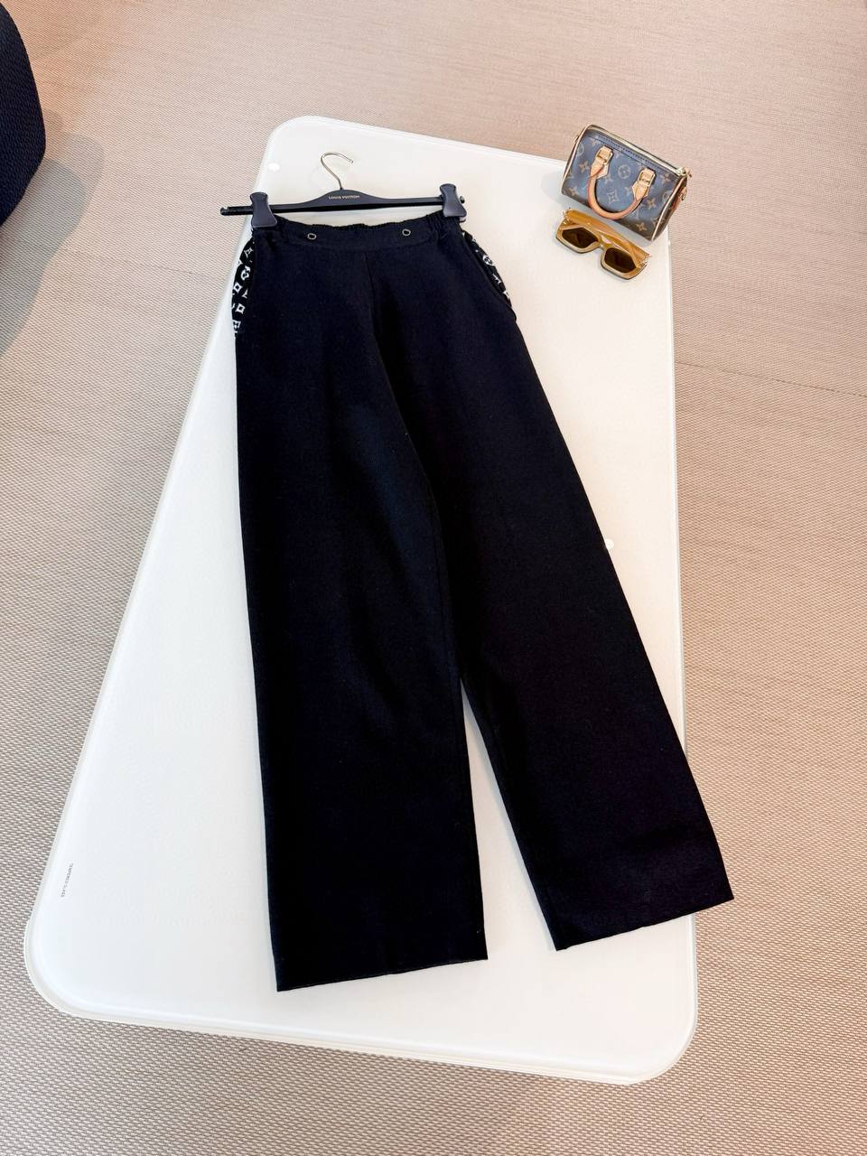 LOUIS VUITTON Женские брюки  LOUIS VUITTON Женские брюки