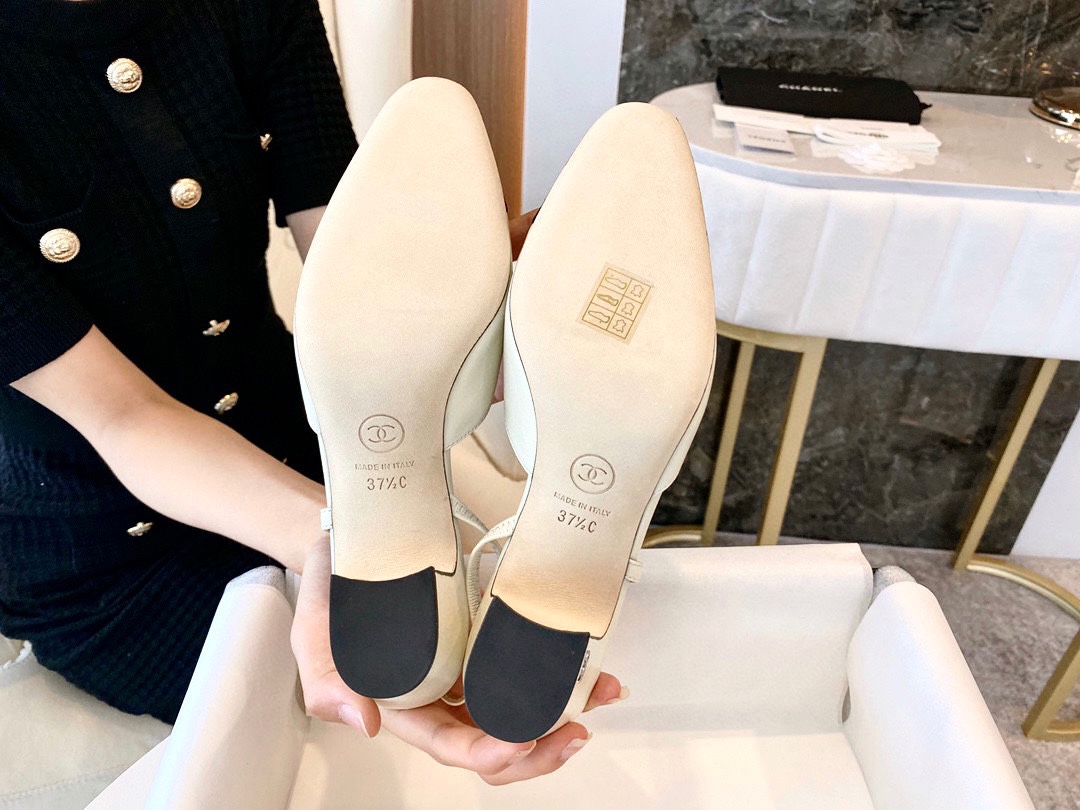 CHANEL Женские туфли слингбэки из кожи на каблуке