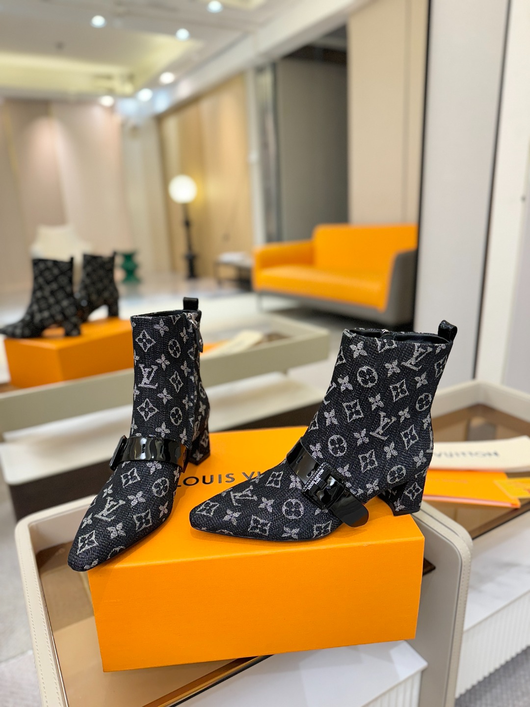 LOUIS VUITTON Женские ботильоны с острым мысом