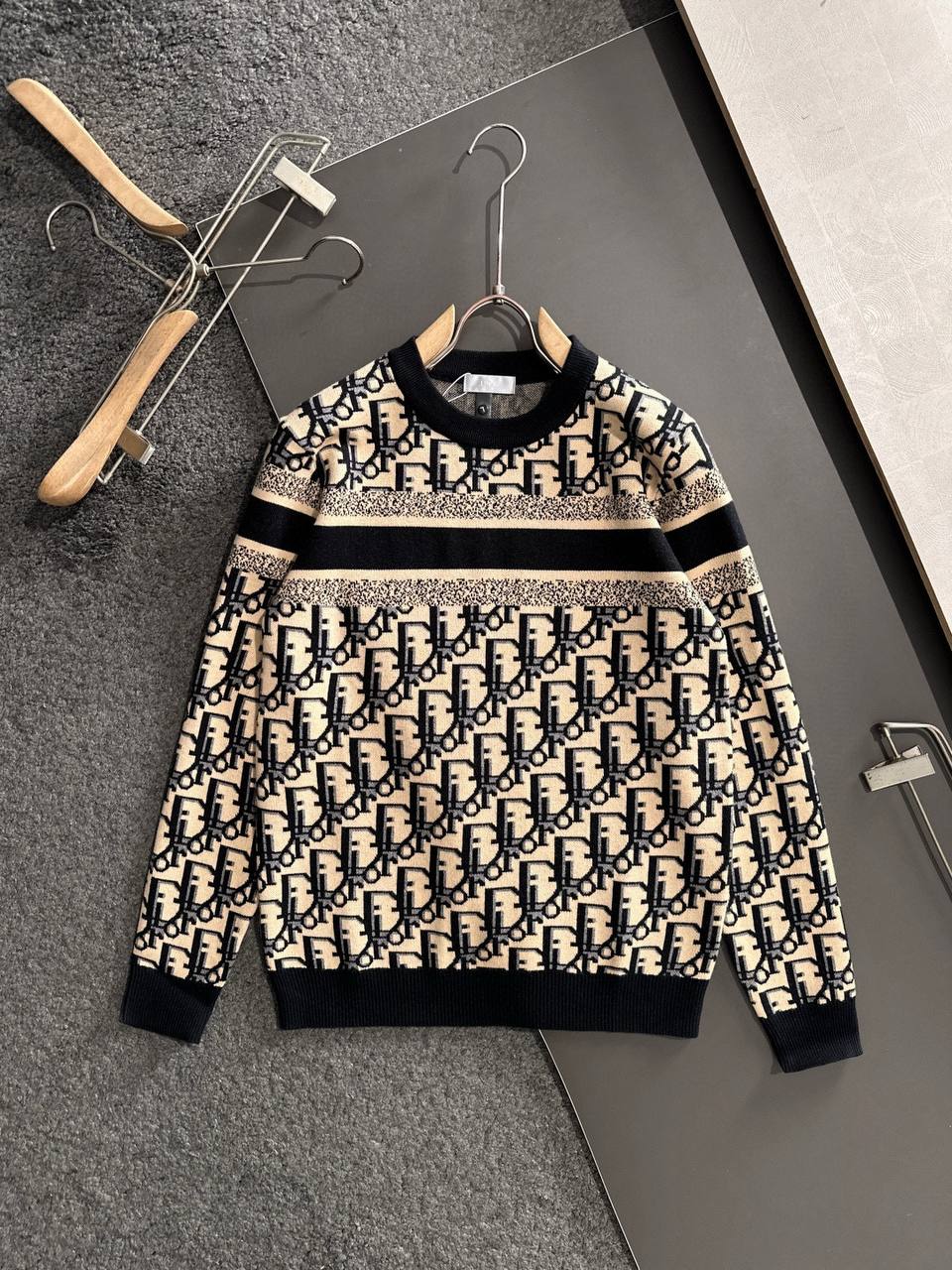 CHRISTIAN DIOR Мужской свитер бежево‑чёрный жаккард CHRISTIAN DIOR Мужской свитер бежево‑чёрный жаккард