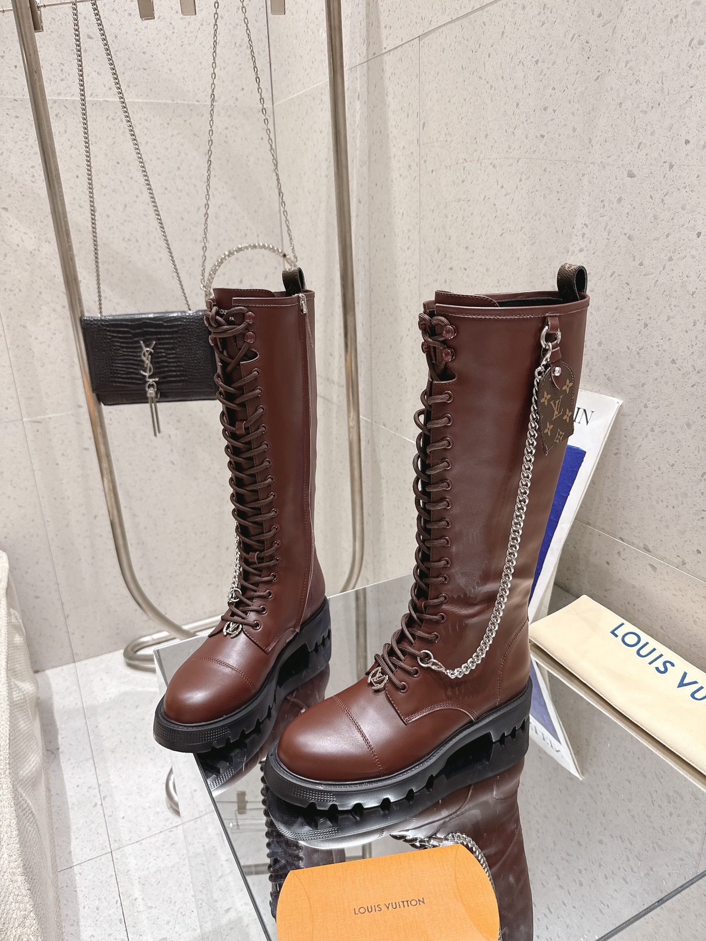 LOUIS VUITTON Женские сапоги из телячьей кожи LOUIS VUITTON Женские сапоги из телячьей кожи