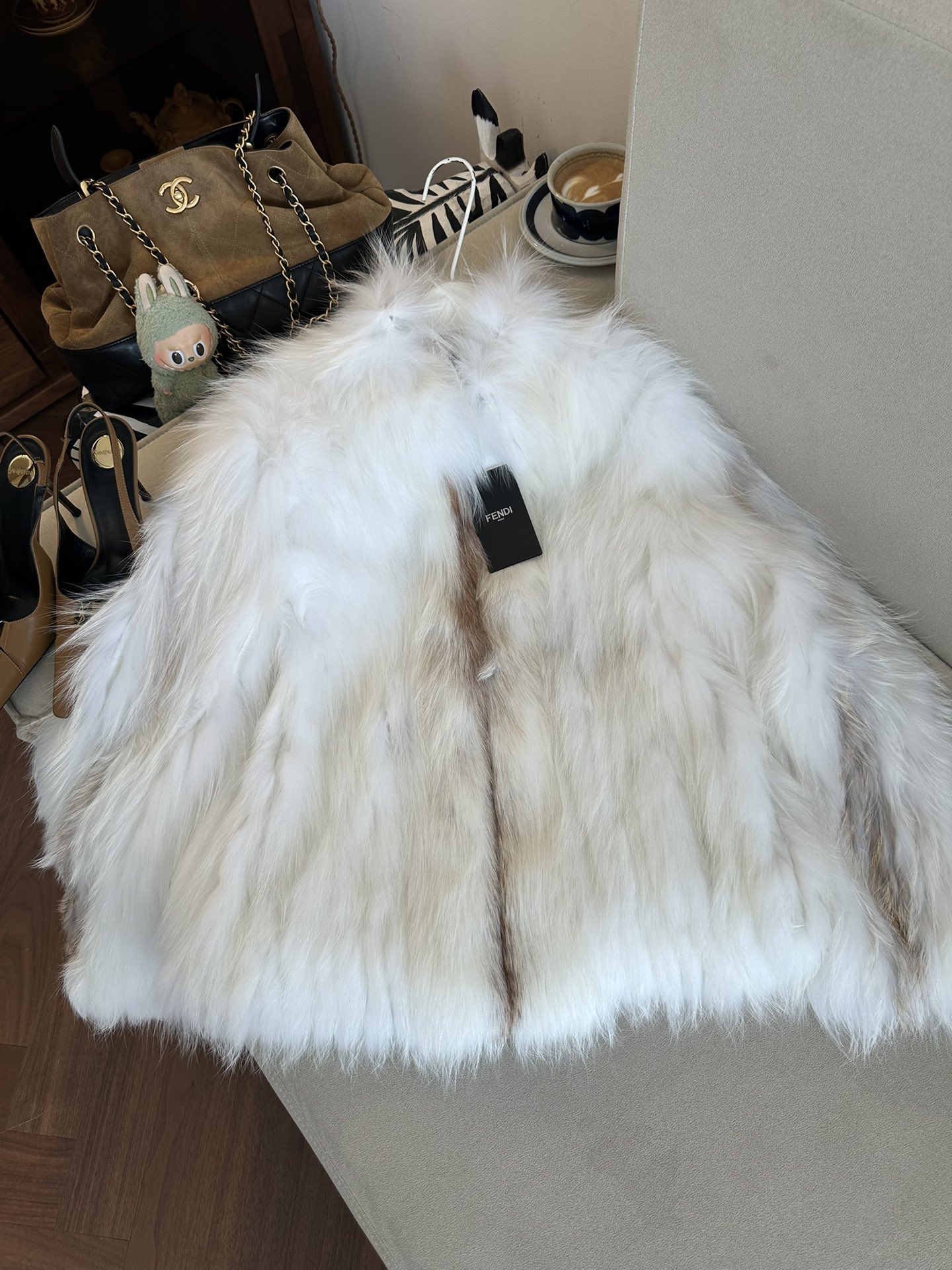 FENDI Женская шуба из меха лисы FENDI Женская шуба из меха лисы