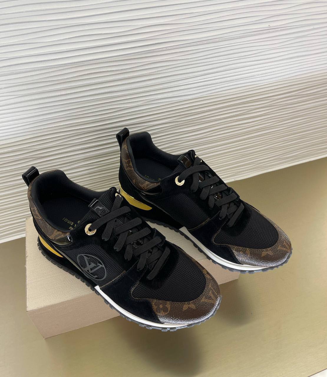 LOUIS VUITTON Женские кроссовки LOUIS VUITTON Женские кроссовки